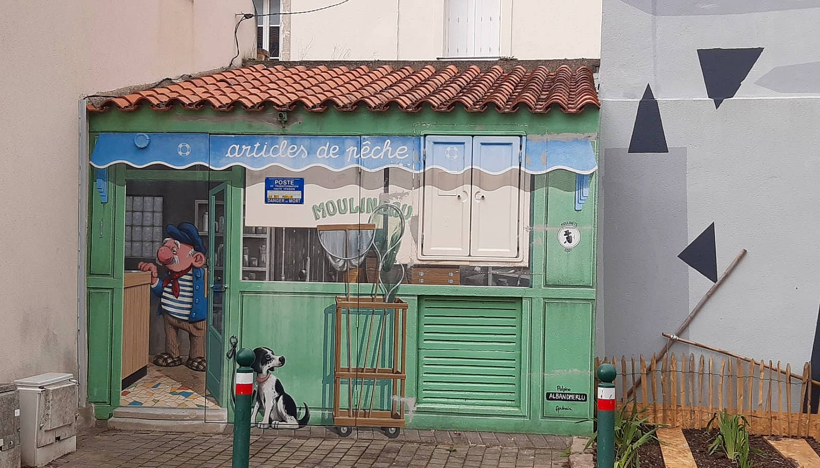 Luigi Sofia a rejoint le concours — aidez-le/la à gagner de superbes lots ! building, city, door, facade, flowerpot, gas, house, mural, neighbourhood, paint, plant, roof, shade, sidewalk, street, town, transport, visual_arts, window, wood
