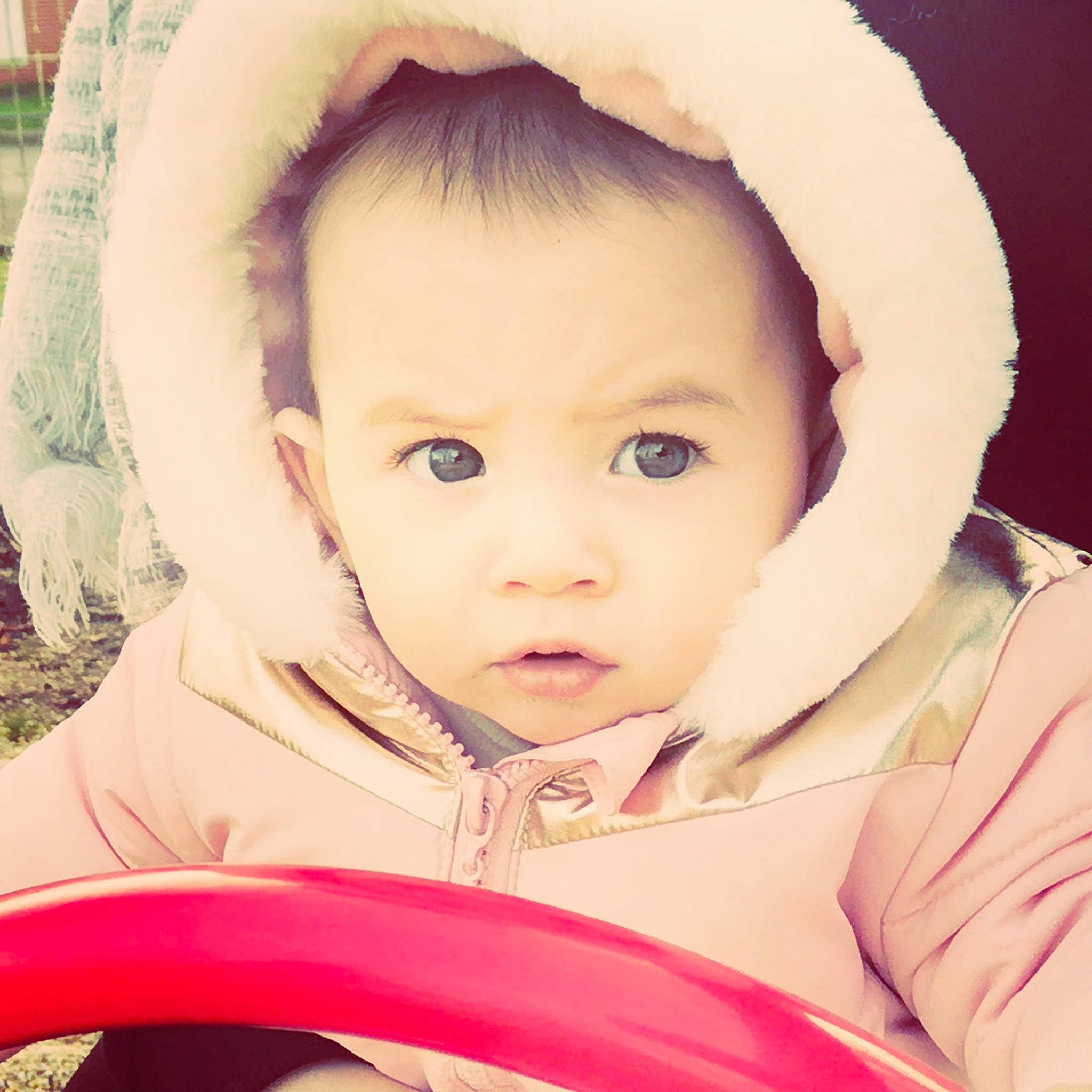 Soraya a rejoint le concours — aidez-le/la à gagner de superbes lots ! baby, baby_toddler_clothing, cheek, comfort, cool, eyelash, face, happy, human_body, iris, lip, nose, organ, outerwear, person, pink, skin, sleeve, textile, toddler