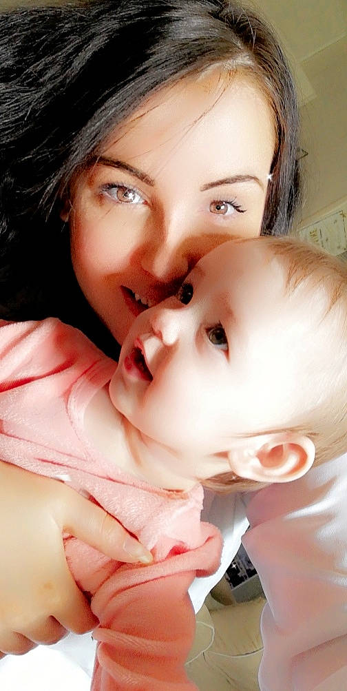 Soraya participe au concours pour gagner de l'argent avec cette photo : baby, black_hair, cheek, chin, eyebrow, eyelash, facial_expression, finger, gesture, hand, happy, interaction, lip, mouth, muscle, neck, nose, person, skin, thumb