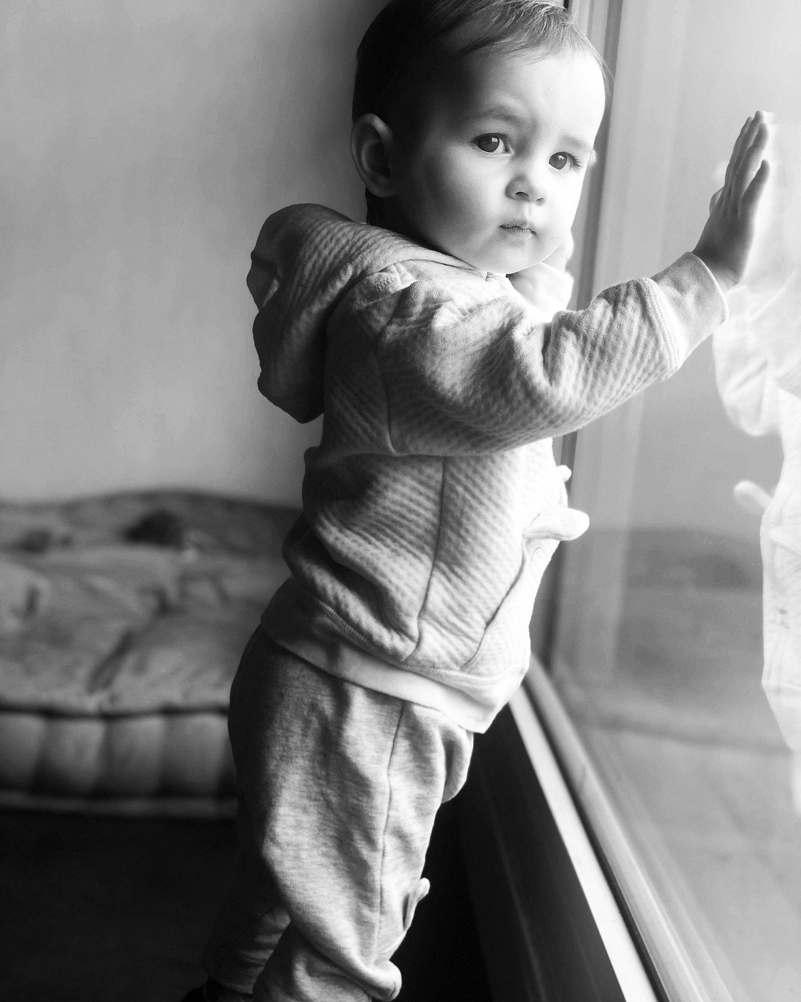 Soraya a rejoint le concours — aidez-le/la à gagner de superbes lots ! baby, baby_toddler_clothing, black, black_and_white, cheek, comfort, elbow, eye, flash_photography, gesture, hair, happy, monochrome, neck, person, sleeve, standing, style, thumb, toddler