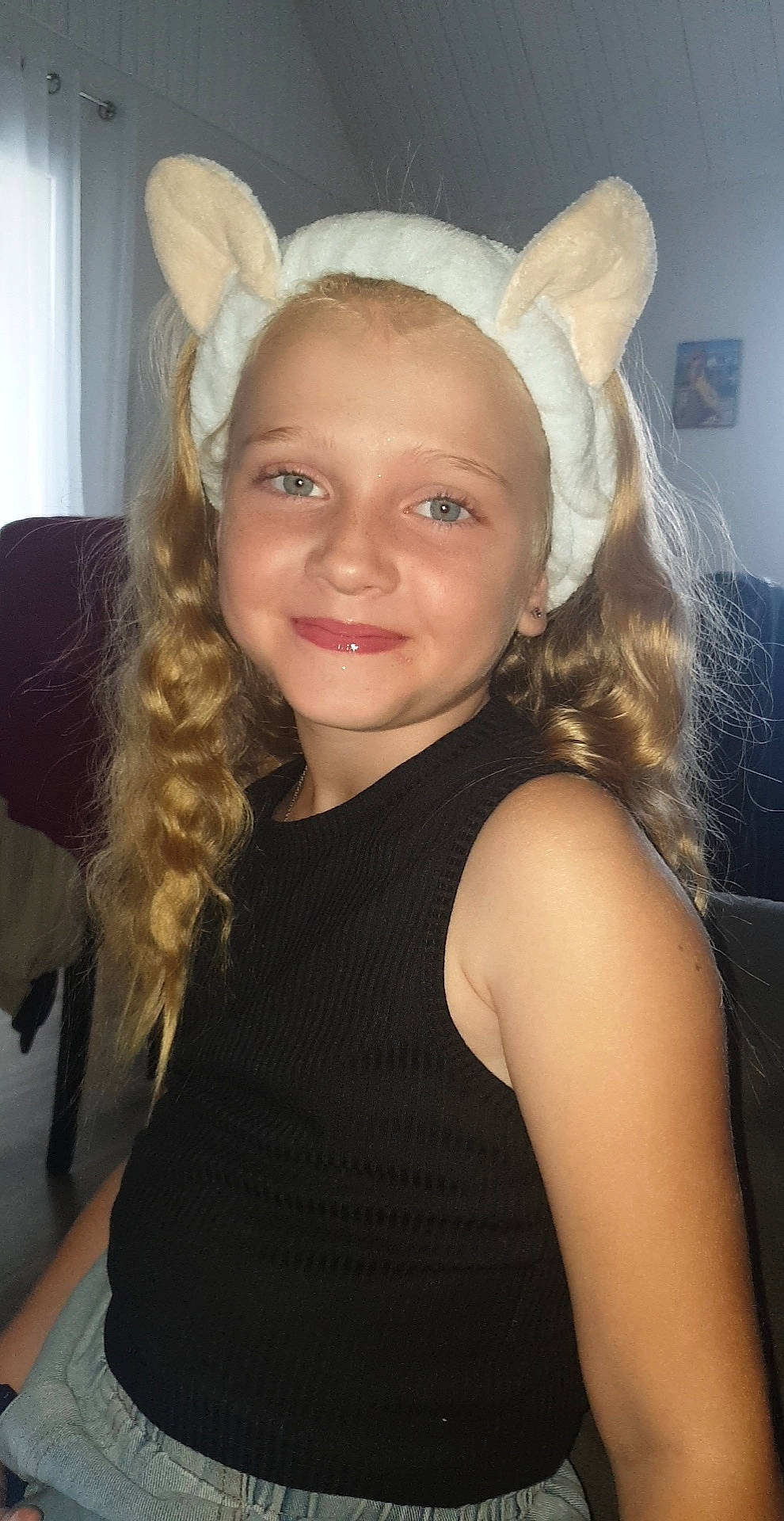 Léana a rejoint le concours — aidez-le/la à gagner de superbes lots ! chin, ear, eye, eyebrow, eyelash, fawn, flash_photography, fun, happy, headband, headpiece, human_body, iris, joy, lip, long_hair, neck, person, shoulder, skin