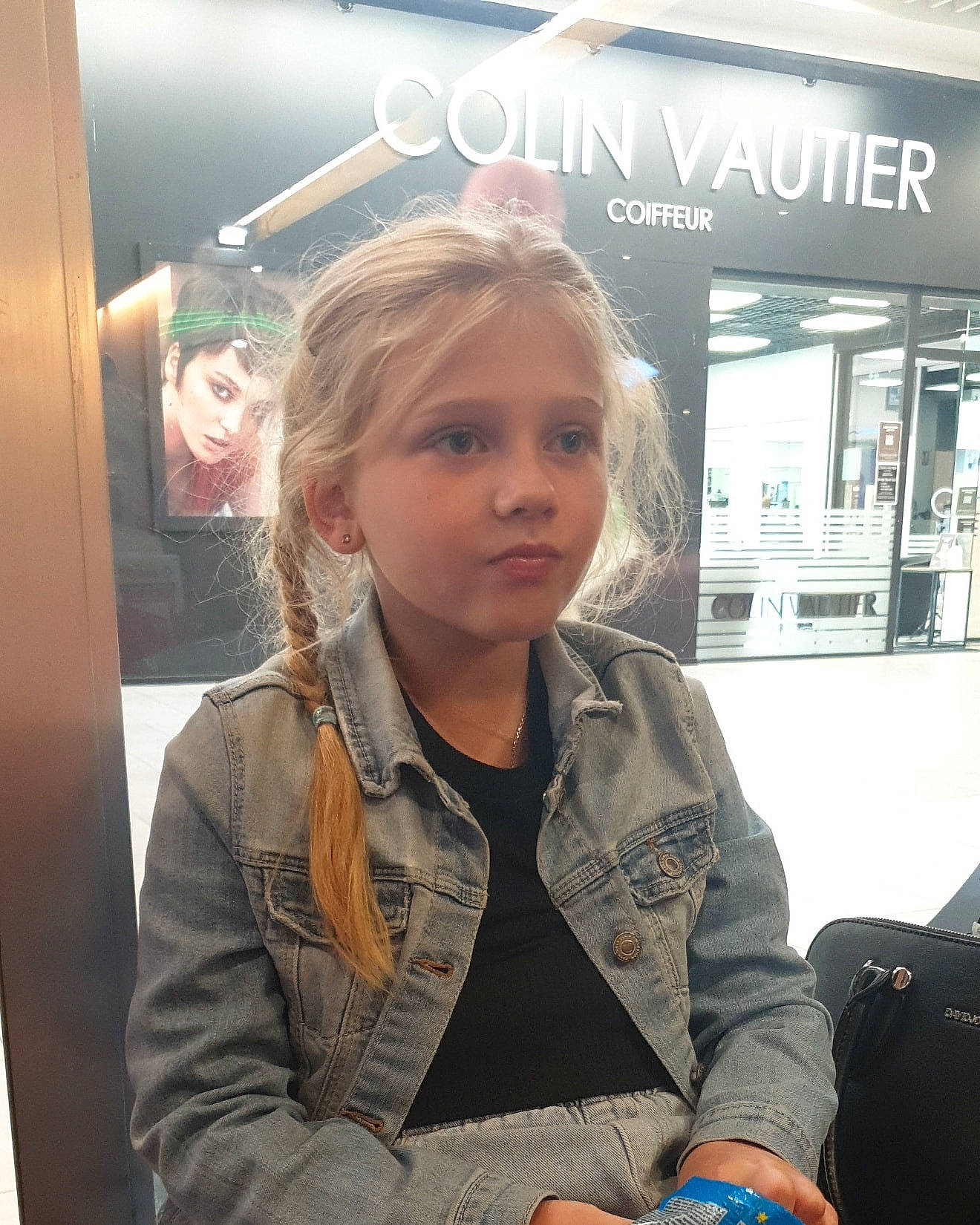 Léana participe au concours pour gagner de l'argent avec cette photo : audio_equipment, blond, brown_hair, child, cool, eyebrow, eyelash, eyewear, fashion, fun, gadget, hair_coloring, jacket, jewellery, logo, long_hair, necklace, person, room, sitting