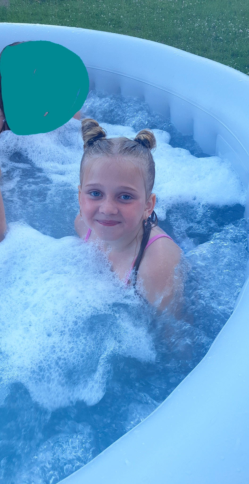 Léana a rejoint le concours — aidez-le/la à gagner de superbes lots ! aqua, azure, bathing, blue, fun, happy, joy, leisure, light, mammal, organ, person, photograph, product, recreation, skin, smile, swimming_pool, swimwear, toddler