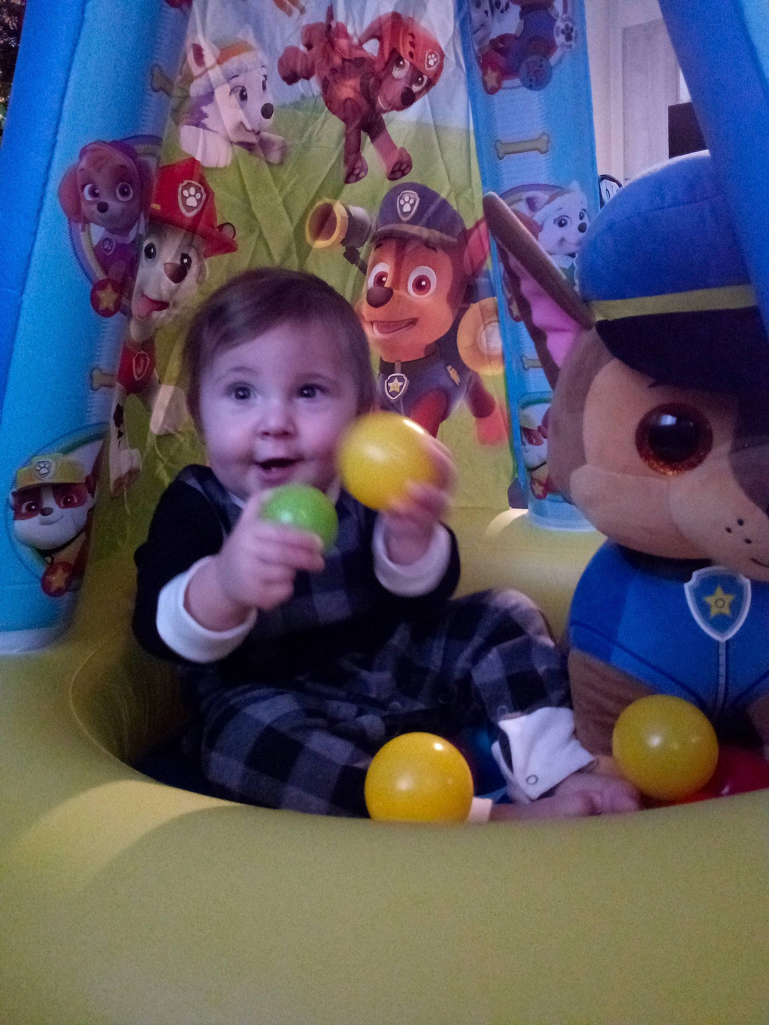 Cédric a rejoint le concours — aidez-le/la à gagner de superbes lots ! balloon, child, fun, party, person, photography, plant, play, room, smile, toddler, toy, yellow