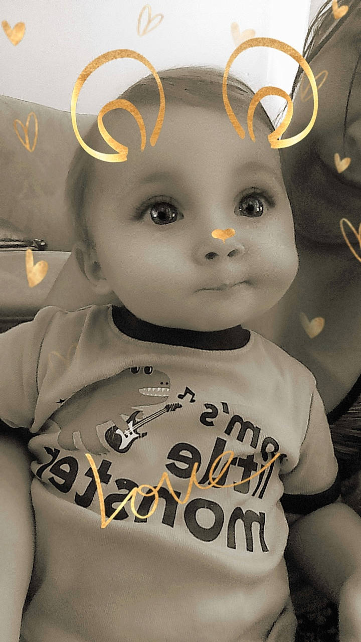 Cédric participe au concours pour gagner de l'argent avec cette photo : baby, cheek, child, ear, head, person, sleeve, toddler