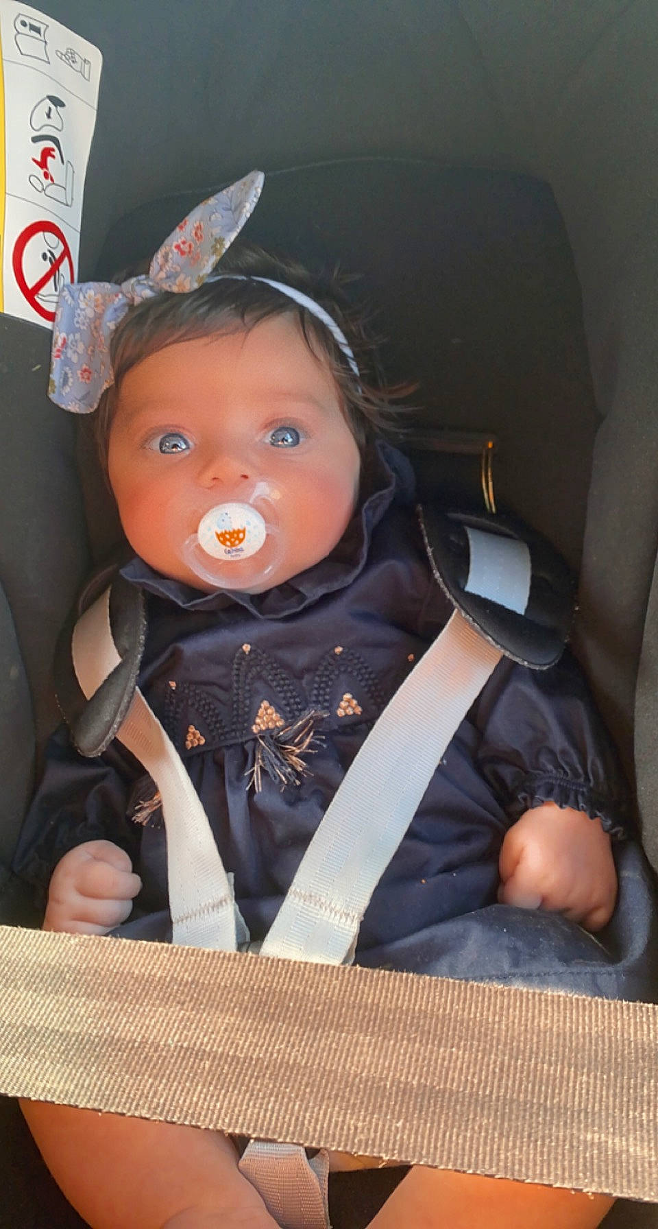 Ova participe au concours pour gagner de l'argent avec cette photo : auto_part, baby, baby_carriage, baby_products, brown, car_seat, cheek, child, comfort, costume_hat, doll, fashion_accessory, formal_wear, fun, hat, headwear, person, sitting, stuffed_toy, tie