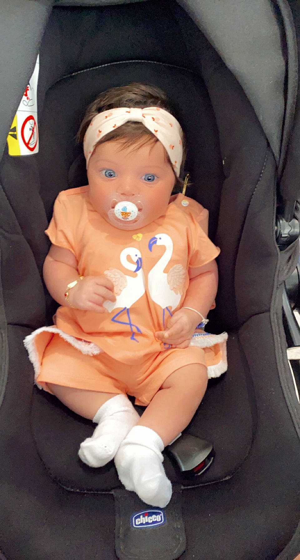 Ova a rejoint le concours — aidez-le/la à gagner de superbes lots ! auto_part, baby, baby_carriage, baby_in_car_seat, baby_products, baby_safety, baby_toddler_clothing, car_seat, cheek, child, comfort, electric_blue, fashion_accessory, finger, lap, seat_belt, service, sitting, thumb, toddler