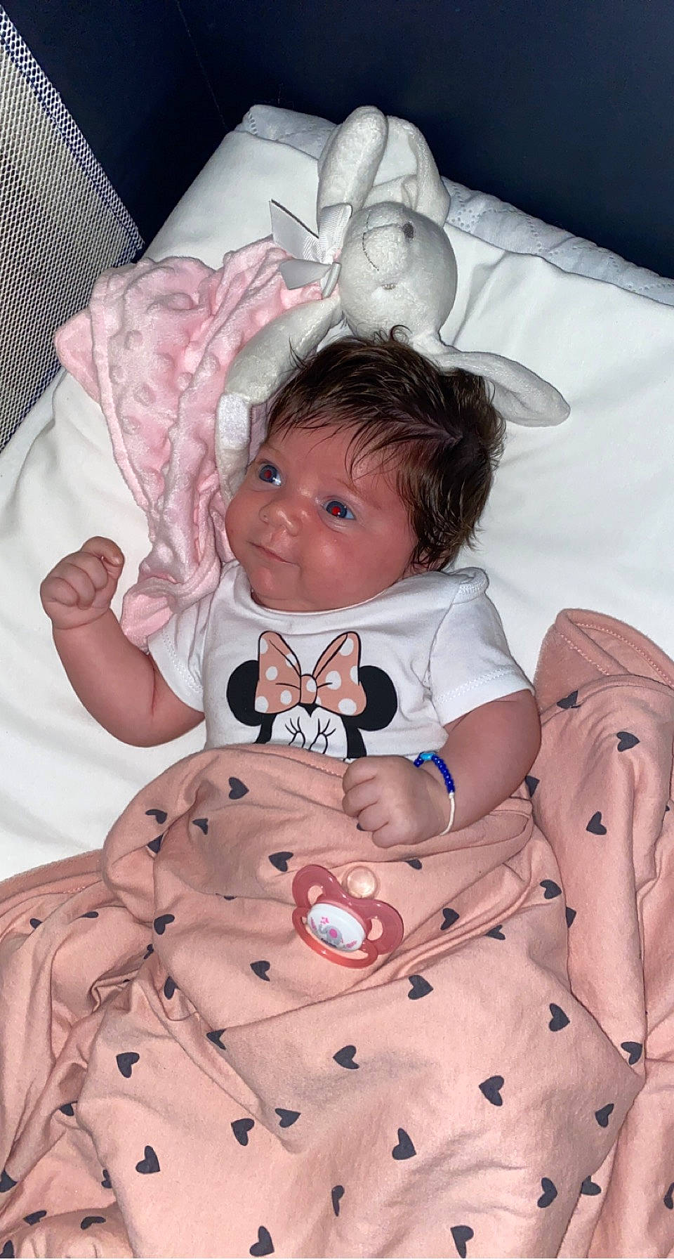 Ova participe au concours pour gagner de l'argent avec cette photo : baby, baby_safety, baby_toddler_clothing, bedding, cheek, child, collar, comfort, eye, face, facial_expression, head, human_body, linens, person, pink, skin, sleeve, textile, toddler