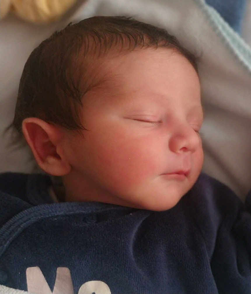 Maxime a rejoint le concours — aidez-le/la à gagner de superbes lots ! baby, newborn, sleeping, face, infant, closeup, child, soft_lighting, blanket, cozy, peaceful, portrait, cute, skin, head, young, indoors, clothing, rest, calm