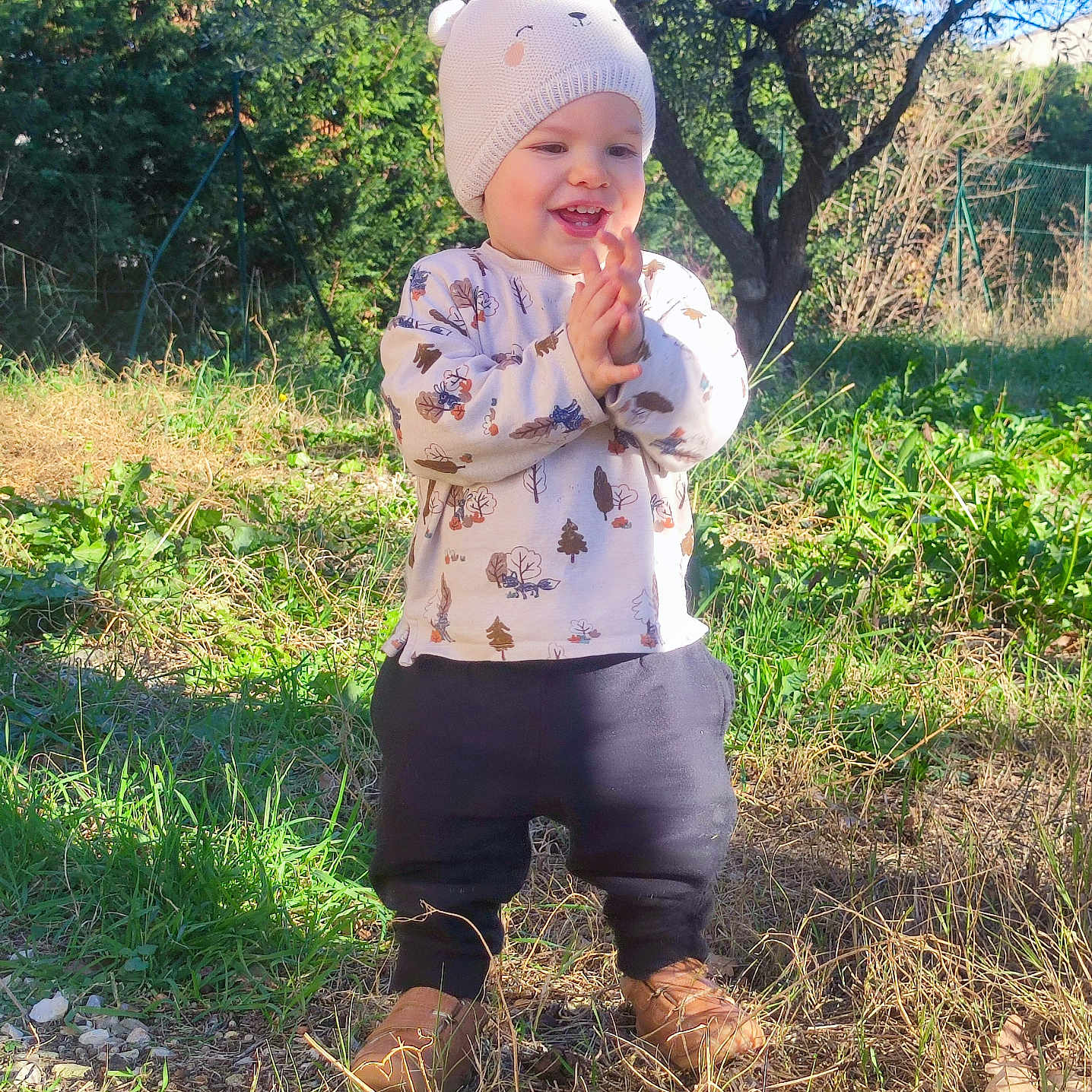 Aaron a rejoint le concours — aidez-le/la à gagner de superbes lots ! baby, baseballcap, cap, clothing, coat, face, grass, hat, head, jacket, land, nature, pants, person, photography, plant, portrait, soil, tree, vegetation