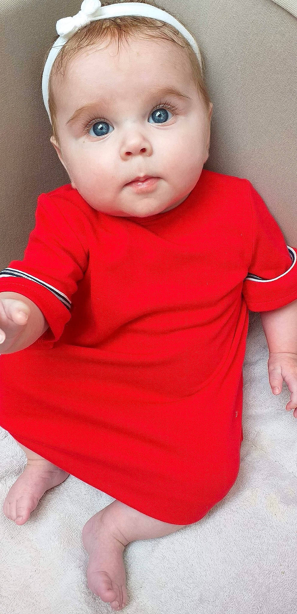 Klara participe au concours pour gagner de l'argent avec cette photo : baby, baby_toddler_clothing, cheek, child, child_model, face, head, lip, mouth, nose, person, red, skin, sleeve, surprise, toddler