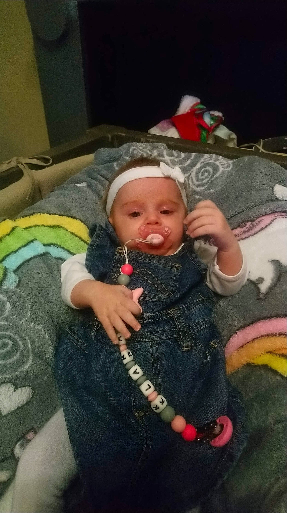 Klara a rejoint le concours — aidez-le/la à gagner de superbes lots ! baby, cheek, child, cool, eye, finger, mouth, person, play, sitting, skin, smile, toddler