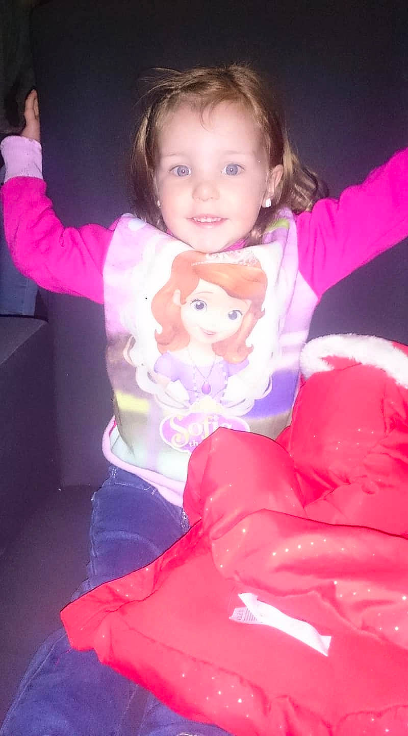 Ambre participe au concours pour gagner de l'argent avec cette photo : beauty, child, clothing, day, eye, face, fun, girl, head, human_body, human_hair_color, joy, leg, person, pink, product, purple, sitting, skin, smile