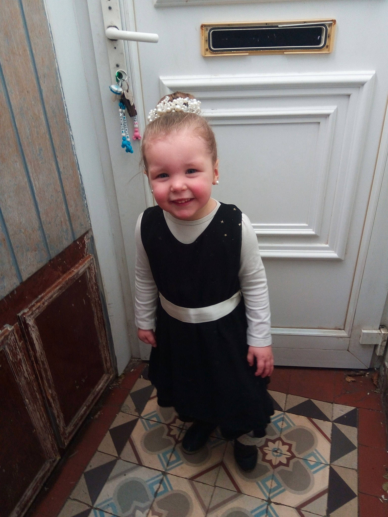 Ambre a rejoint le concours — aidez-le/la à gagner de superbes lots ! baby, child, dress, floor, flooring, home, joy, person, product, room, shoe, sleeve, standing, toddler, wood