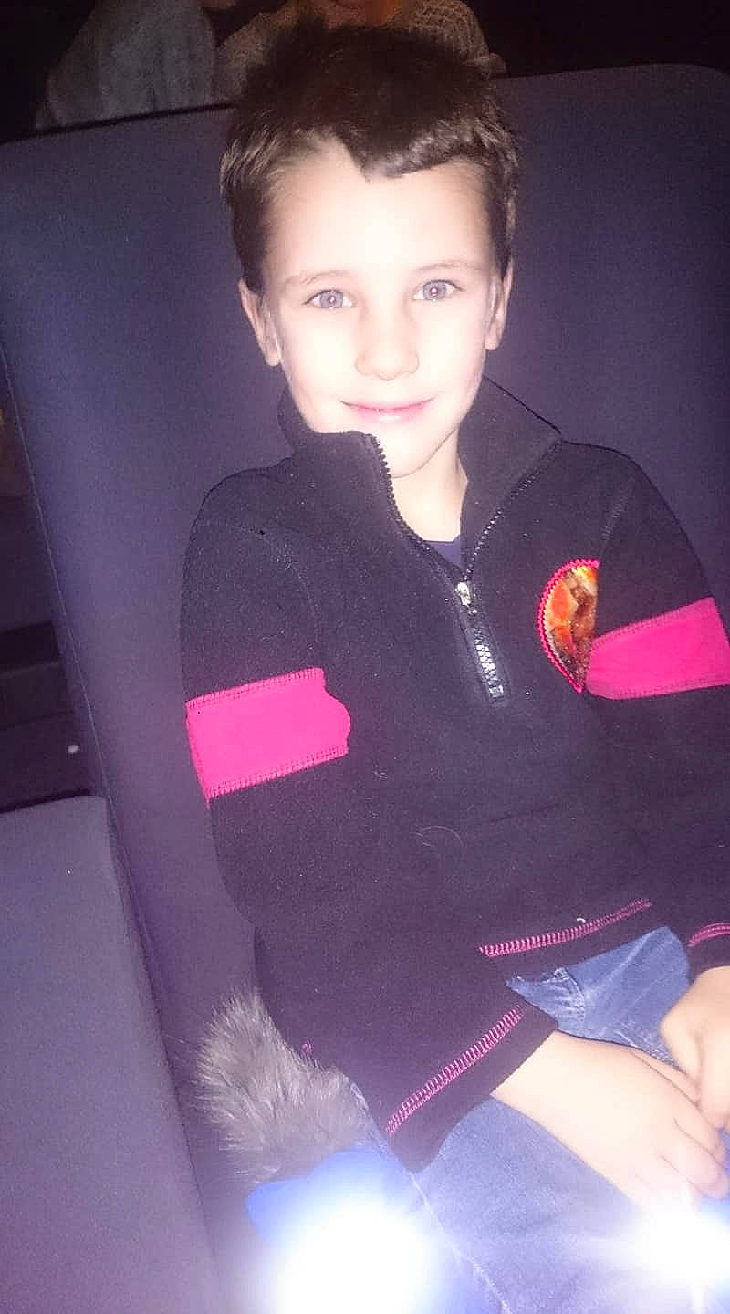 Thimeo participe au concours pour gagner de l'argent avec cette photo : beauty, boy, child, cool, fun, girl, human, human_body, human_hair_color, magenta, outerwear, person, pink, product, purple, skin, smile, standing, textile, toddler