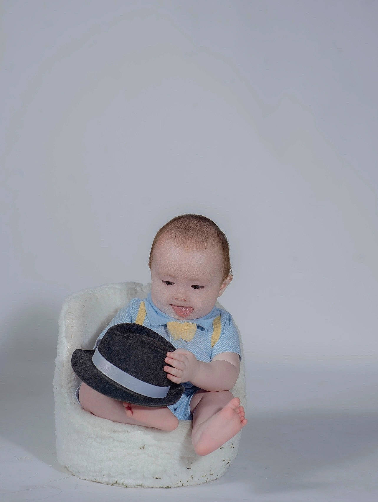 Harry is registered to the contest to win money with this photo: baby, baby_products, baby_sleeping, baby_toddler_clothing, child, comfort, elbow, face, flash_photography, foot, happy, human_leg, knee, person, portrait_photography, sitting, skin, sleeve, stomach, t_shirt