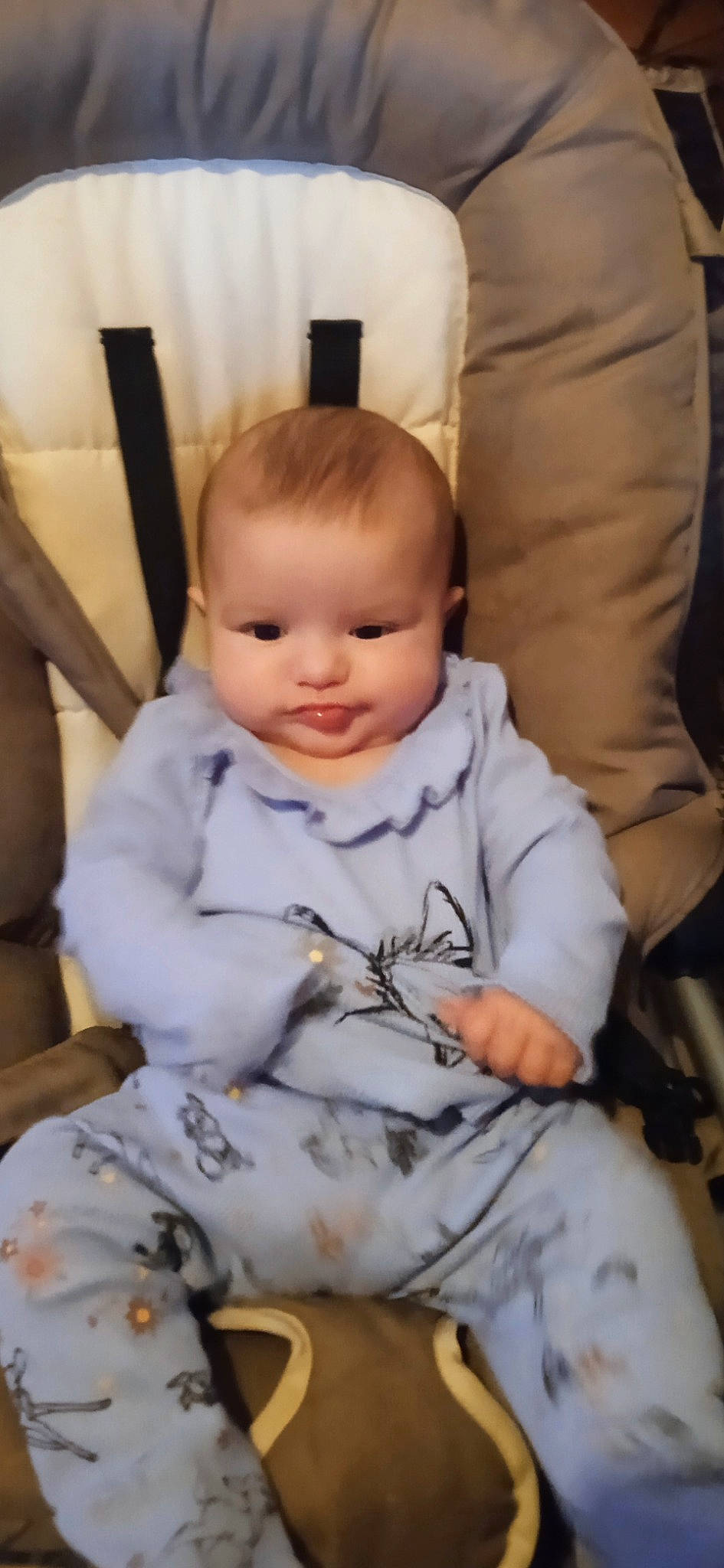 Alyx participe au concours pour gagner de l'argent avec cette photo : baby, baby_toddler_clothing, cheek, child, comfort, couch, eye, face, finger, flooring, fun, happy, iris, person, product, room, sitting, skin, sleeve, smile