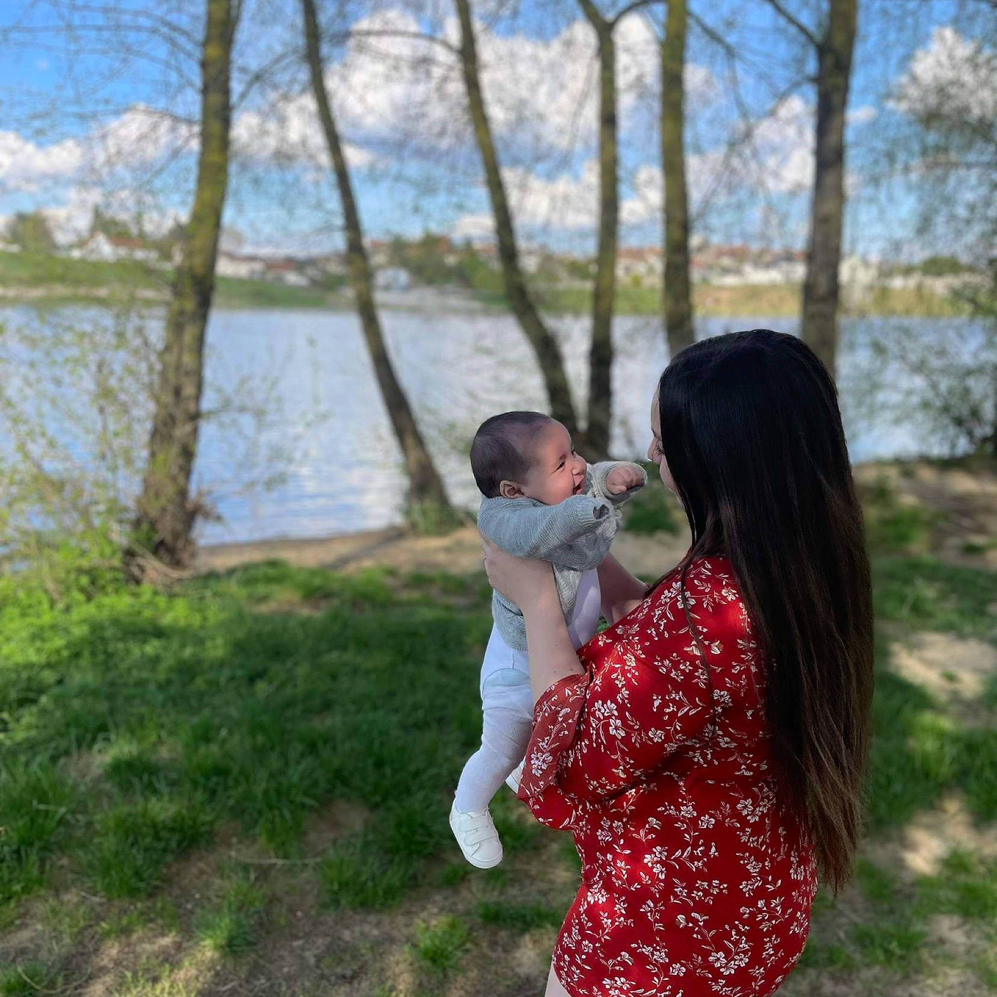 Ciana participe au concours pour gagner de l'argent avec cette photo : baby, child, cloud, dress, event, fun, gesture, grass, grassland, happy, interaction, lake, landscape, leisure, love, people_in_nature, person, plant, sky, toddler