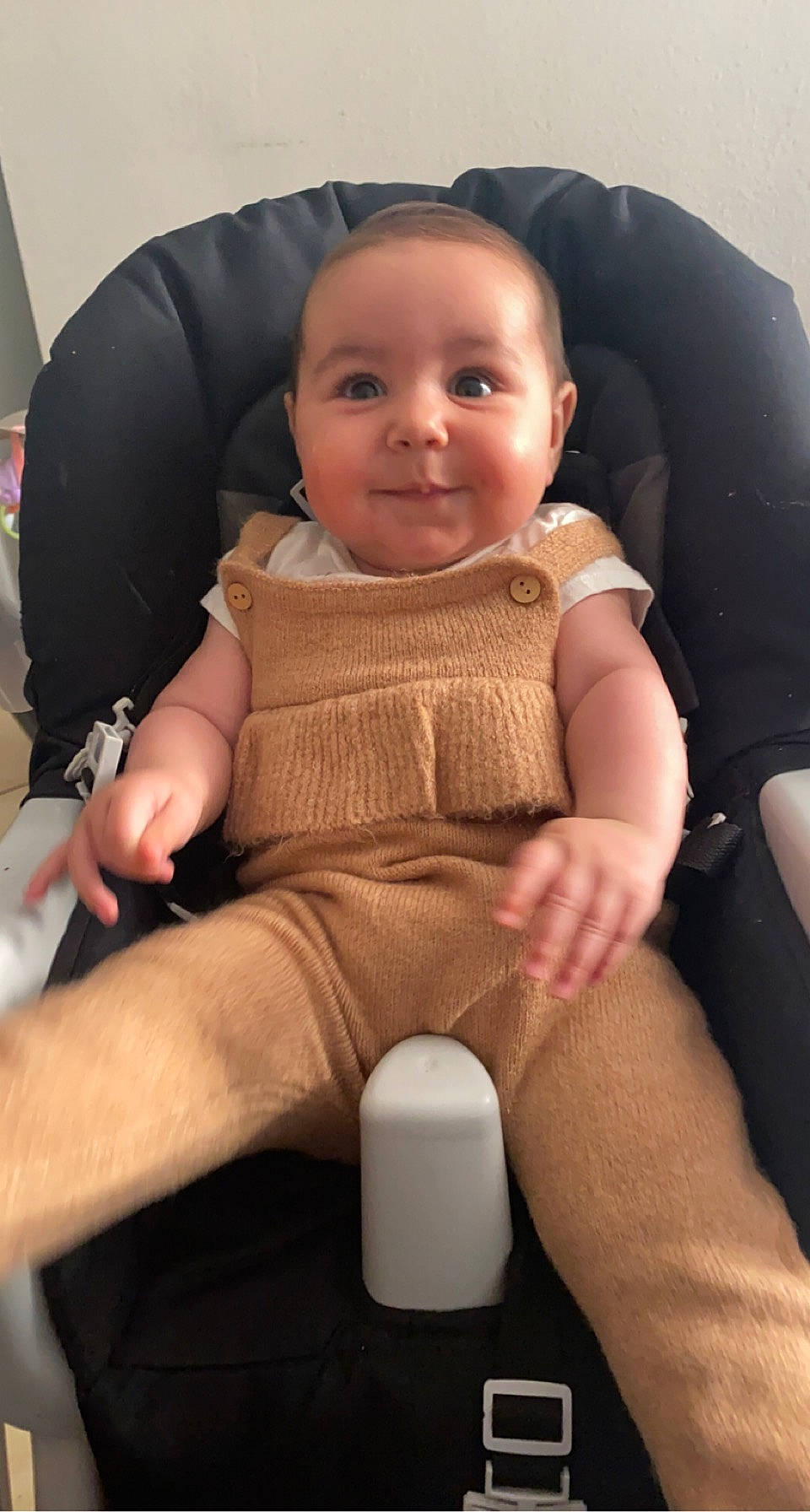 Ciana a rejoint le concours — aidez-le/la à gagner de superbes lots ! baby, baby_toddler_clothing, car_seat, chair, cheek, comfort, finger, human_body, human_leg, joint, joy, knee, lap, person, seat_belt, skin, sleeve, smile, sock, thigh
