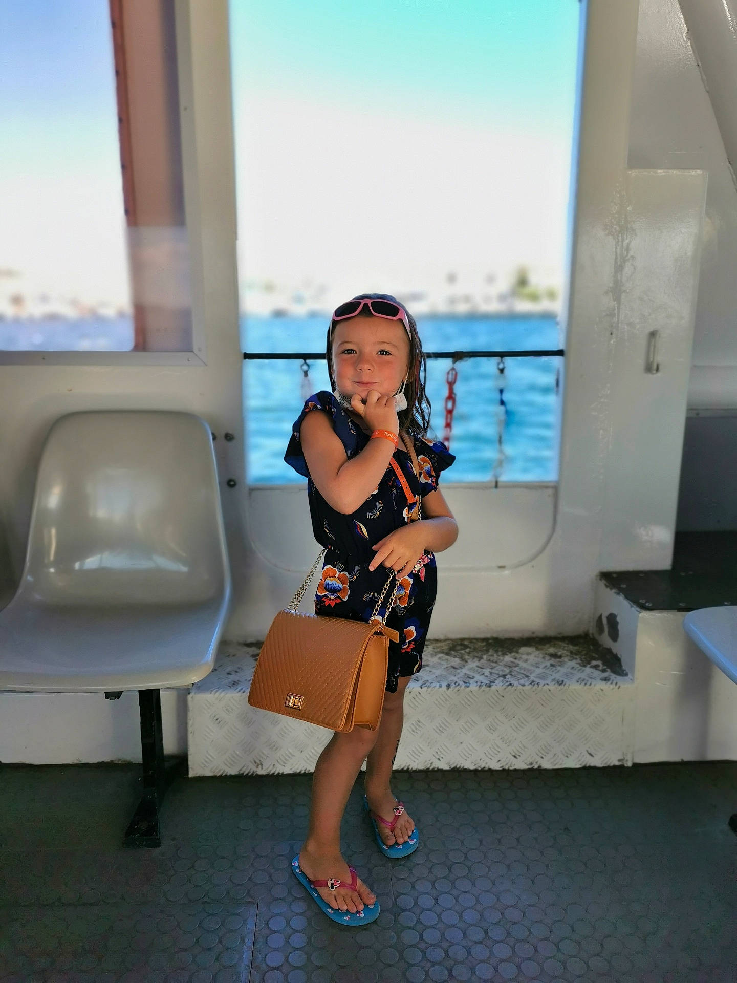 Romy participe au concours pour gagner de l'argent avec cette photo : bag, clothing, day_dress, daylighting, fashion_accessory, handbag, headwear, one_piece_garment, person, street_fashion, thigh