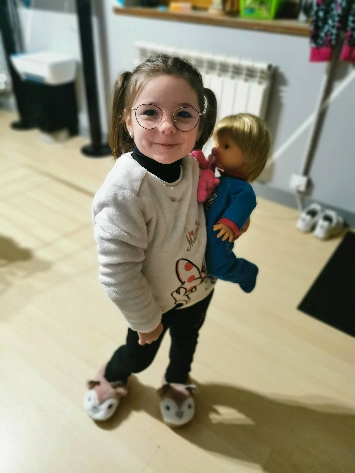 Romy a rejoint le concours — aidez-le/la à gagner de superbes lots ! ankle, baby, baby_toddler_clothing, ball, child, cleanliness, floor, flooring, football, glasses, joy, mouth, nose, person, play, product, rolling, shelf, soccer_ball, toddler
