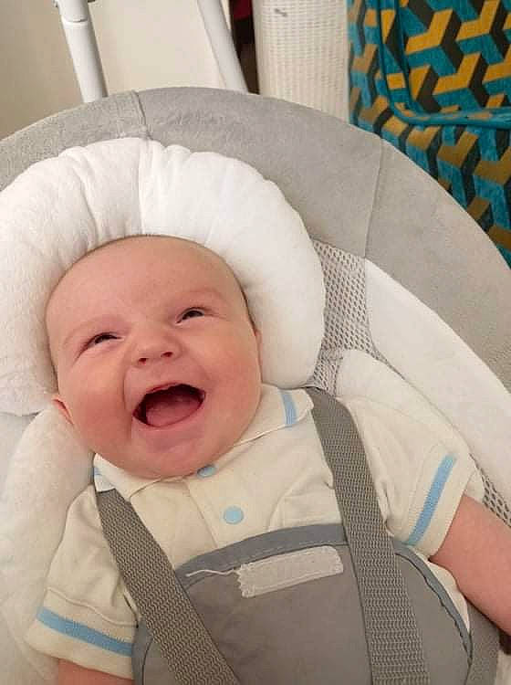 Raphaël a rejoint le concours — aidez-le/la à gagner de superbes lots ! baby, baby_in_car_seat, baby_products, baby_safety, baby_sleeping, baby_toddler_clothing, bedtime, car_seat, cheek, child, comfort, happy, infant_bed, laugh, linens, nap, person, room, sleeve, smile