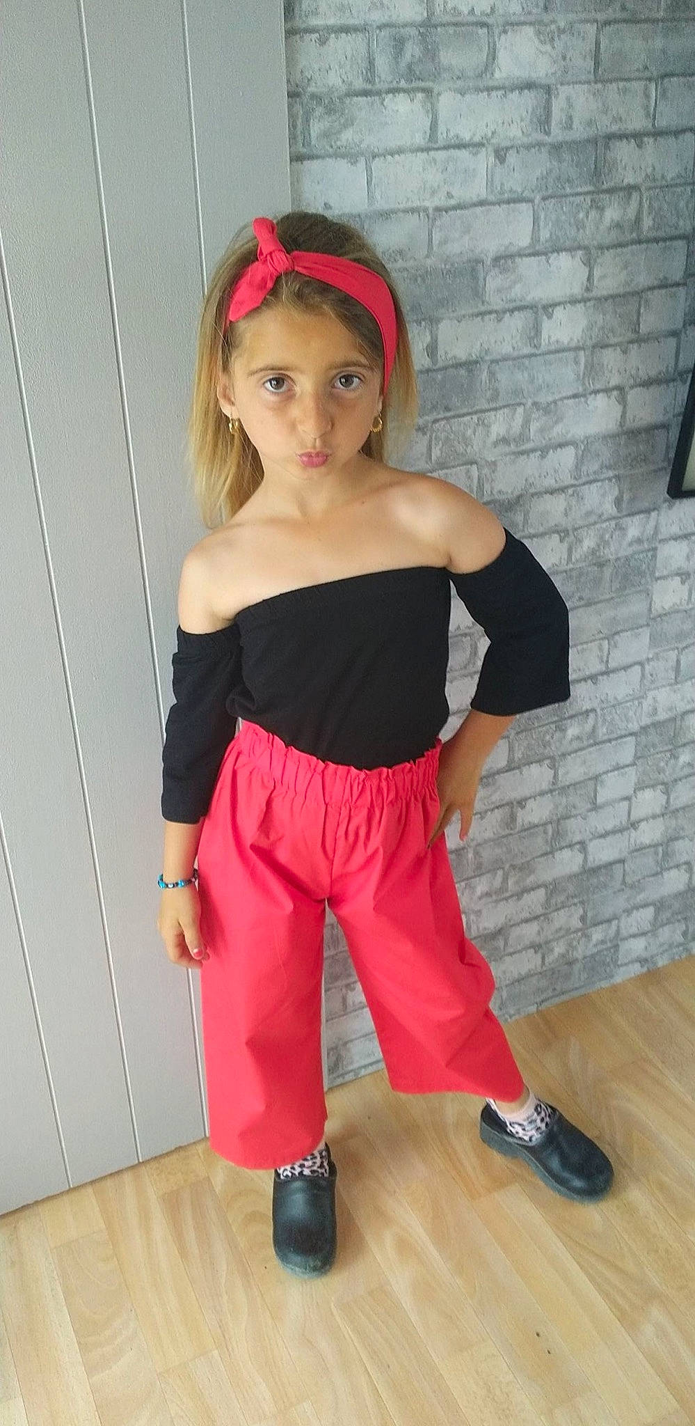 Nilway participe au concours pour gagner de l'argent avec cette photo : abdomen, active_pants, belt, chest, face, fashion_design, hair, head, joint, knee, leg, person, pink, sleeve, sleeveless_shirt, sneakers, sportswear, street_fashion, thigh, trunk