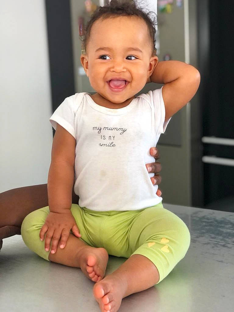 Leslie participe au concours pour gagner de l'argent avec cette photo : baby, baby_toddler_clothing, cheek, chin, eye, face, finger, happy, head, joint, joy, knee, leg, person, shoulder, skin, sleeve, smile, stomach, t_shirt