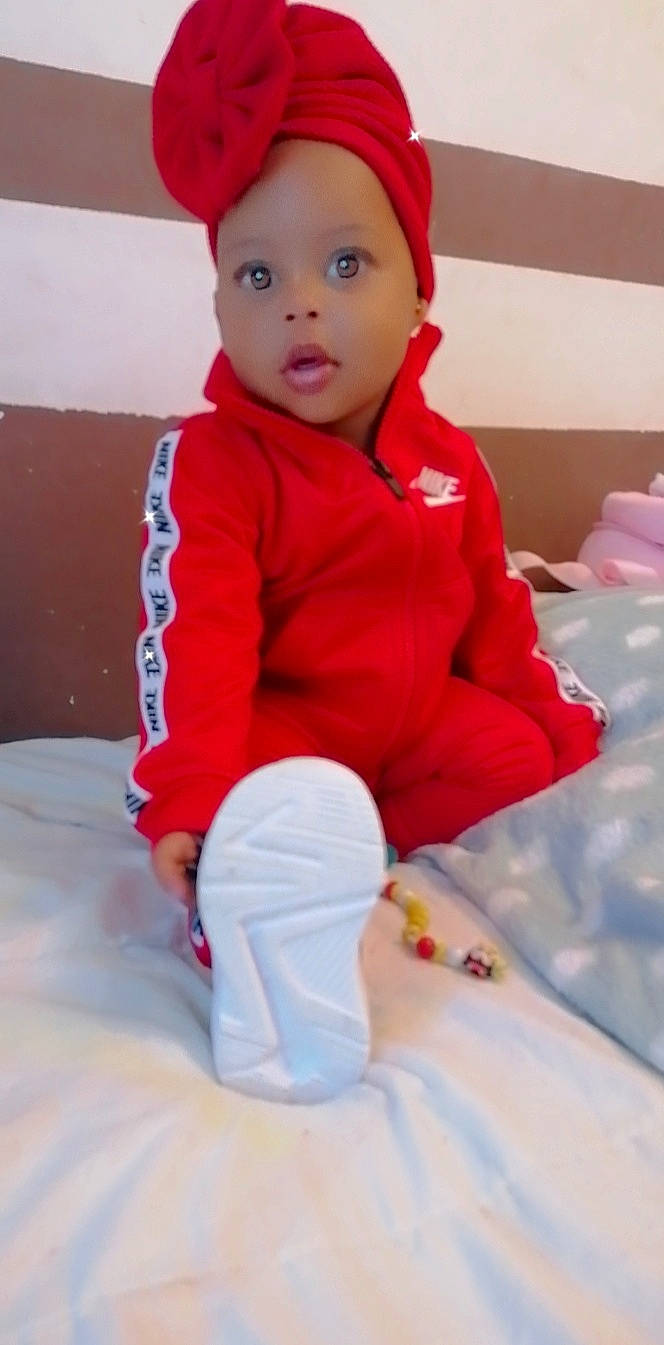 Sheïdy participe au concours pour gagner de l'argent avec cette photo : baby, baby_toddler_clothing, cap, child, comfort, fun, happy, headwear, human_body, leg, linens, lip, magenta, person, pink, sitting, skin, sleeve, sock, surprise