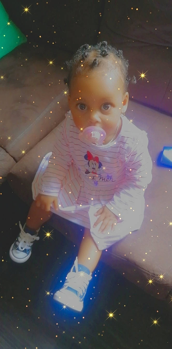 Sheïdy participe au concours pour gagner de l'argent avec cette photo : child, christmas, electric_blue, entertainment, event, fictional_character, figurine, fun, glove, happy, person, plastic, space, standing, toddler, toy, winter