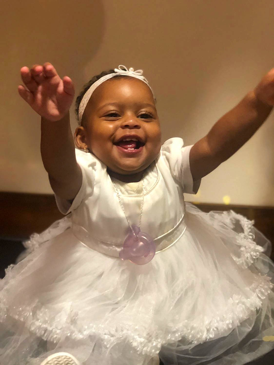 Sheïdy participe au concours pour gagner de l'argent avec cette photo : abdomen, baby_toddler_clothing, beauty, child, dress, entertainment, event, flash_photography, fun, gesture, happy, headgear, headpiece, human, organ, performing_arts, person, skin, smile, thumb