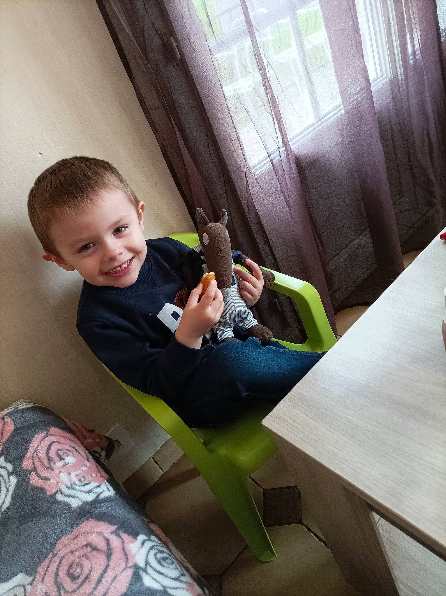 Tiago participe au concours pour gagner de l'argent avec cette photo : baby, chair, comfort, elbow, flooring, furniture, human_leg, joy, knee, leg, leisure, person, shoe, shorts, smile, sneakers, t_shirt, table, tableware, thigh