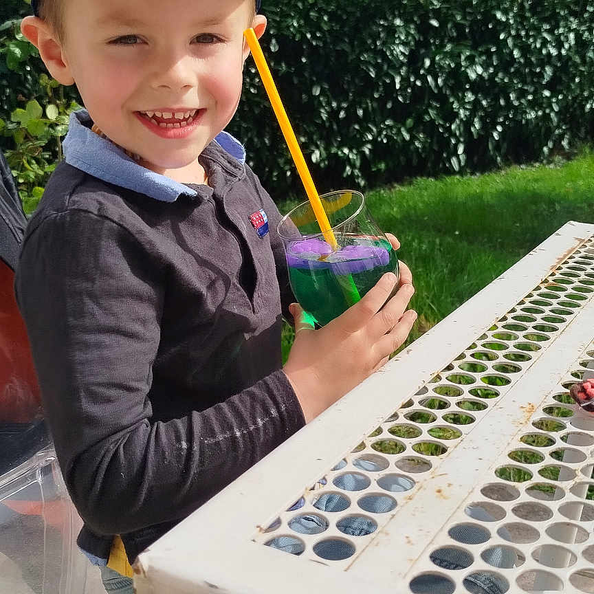 Tiago participe au concours pour gagner de l'argent avec cette photo : baseballcap, bodypart, boy, cap, child, clothing, face, finger, furniture, grass, hand, hat, head, male, outdoors, person, photography, plant, portrait, wood