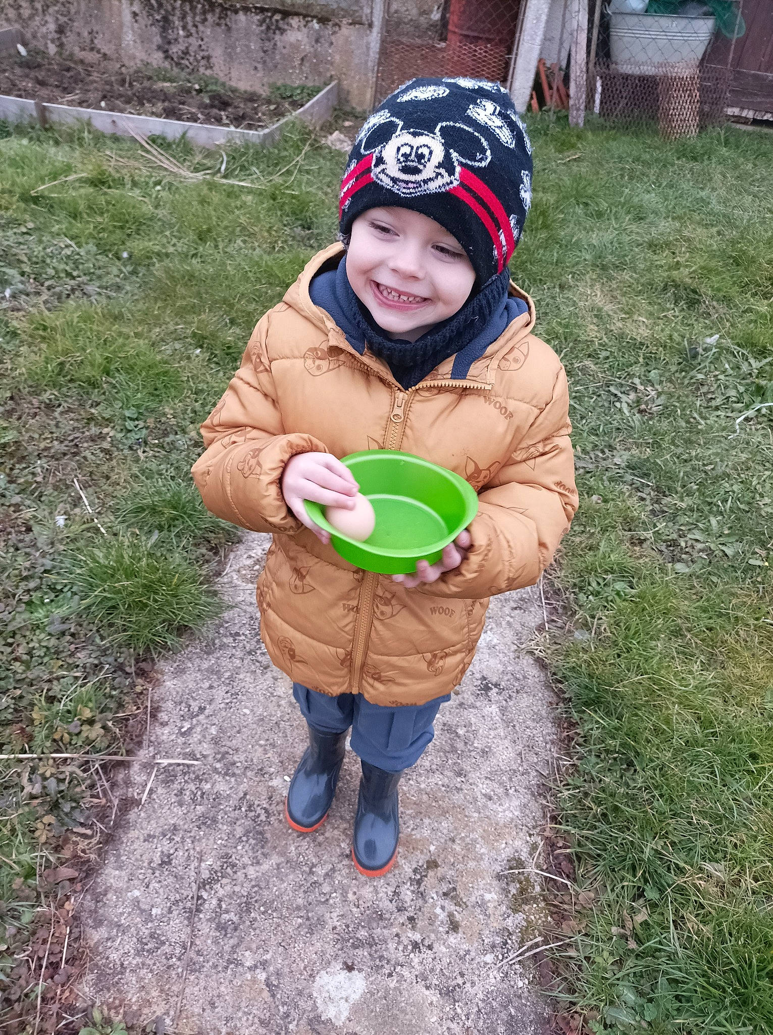 Tiago participe au concours pour gagner de l'argent avec cette photo : cap, child, face, fun, grass, happy, hat, headwear, jacket, joy, lawn_ornament, people_in_nature, person, personal_protective_equipment, plant, recreation, sitting, sleeve, smile, sneakers