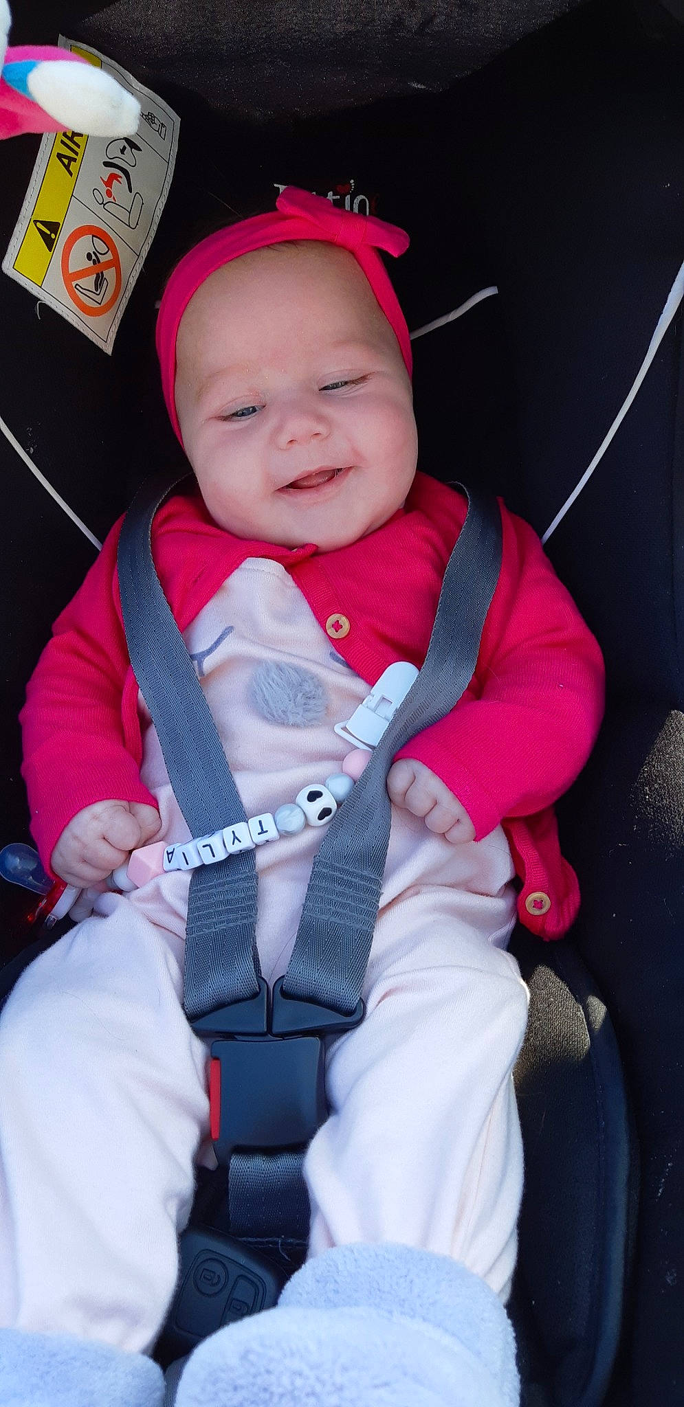Tylia a rejoint le concours — aidez-le/la à gagner de superbes lots ! auto_part, baby, baby_carriage, baby_in_car_seat, baby_products, car_seat, child, person, pink, product, seat_belt, skin, smile, toddler, vacation