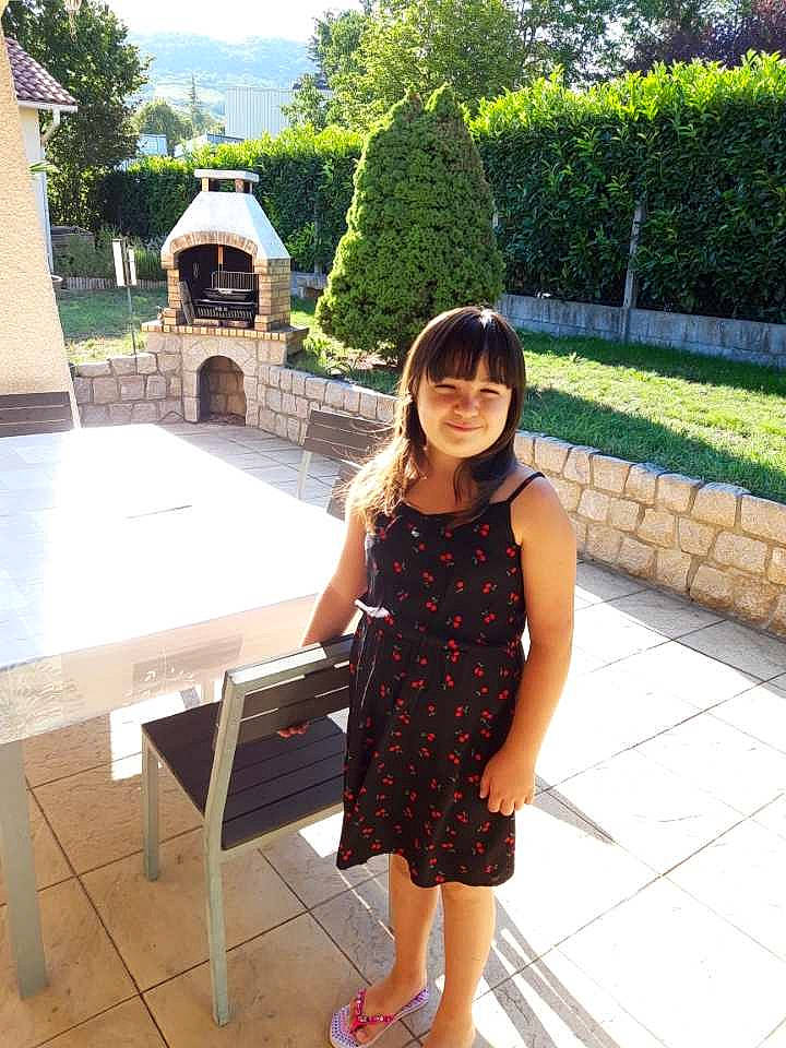 Thalia a rejoint le concours — aidez-le/la à gagner de superbes lots ! black_hair, dress, fawn, footwear, leg, leisure, long_hair, person, photography, shoe, snapshot, summer, tourism, vacation