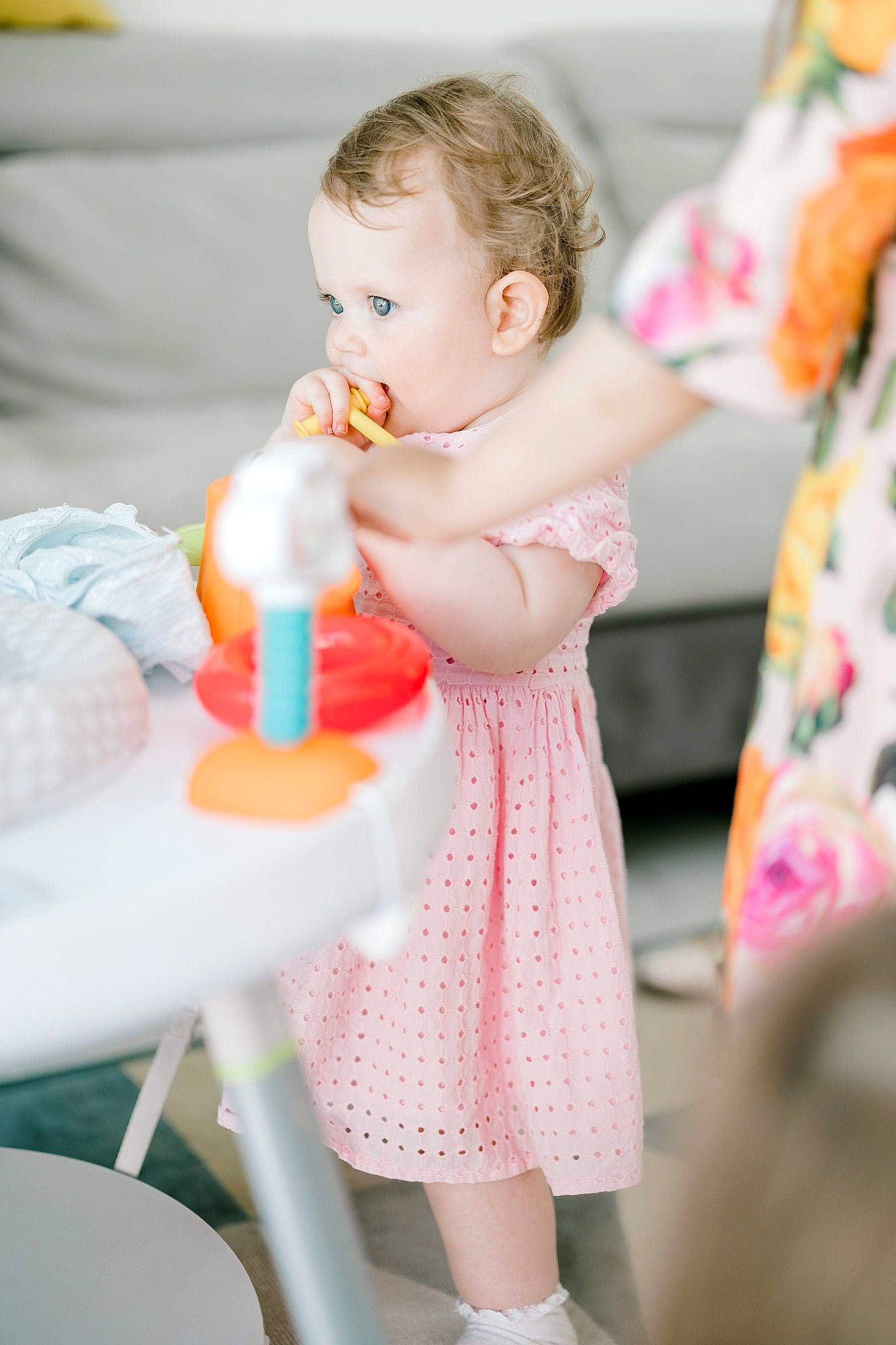 Eva a rejoint le concours — aidez-le/la à gagner de superbes lots ! baby, baby_playing_with_toys, baby_products, baby_toddler_clothing, child, dress, facial_expression, finger, fun, hairstyle, hand, happy, leg, person, pink, play, skin, standing, toddler, white
