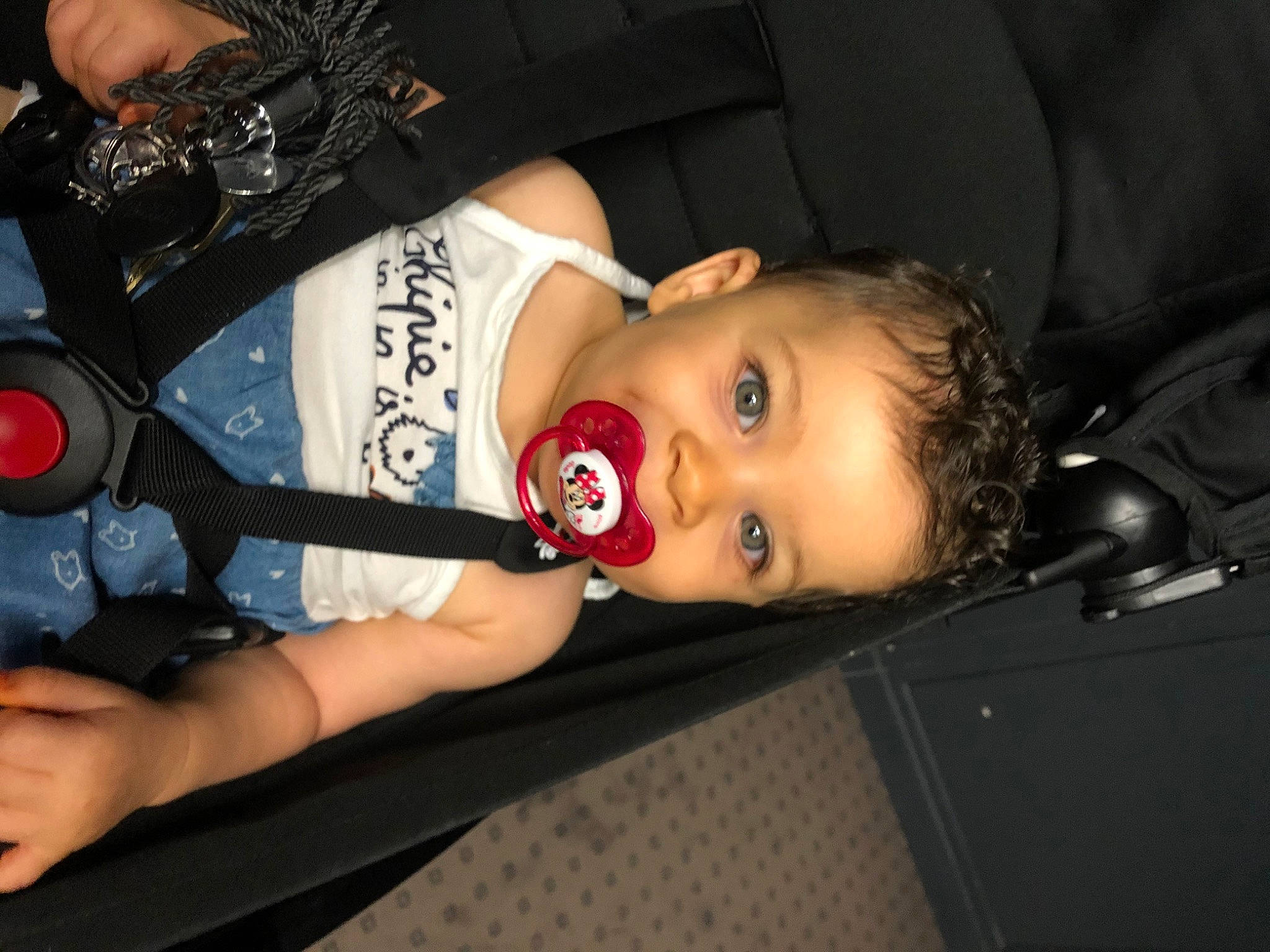 Aliya a rejoint le concours — aidez-le/la à gagner de superbes lots ! black_hair, car_seat, person