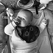 Léon a rejoint le concours — aidez-le/la à gagner de superbes lots ! baby, bib, blanket, child, closeup, clothing, comfort, curious, cute, face, indoor, infant, lying_down, monochrome, person, play_area, smile, soft_toys, star_toy, thumb_sucking