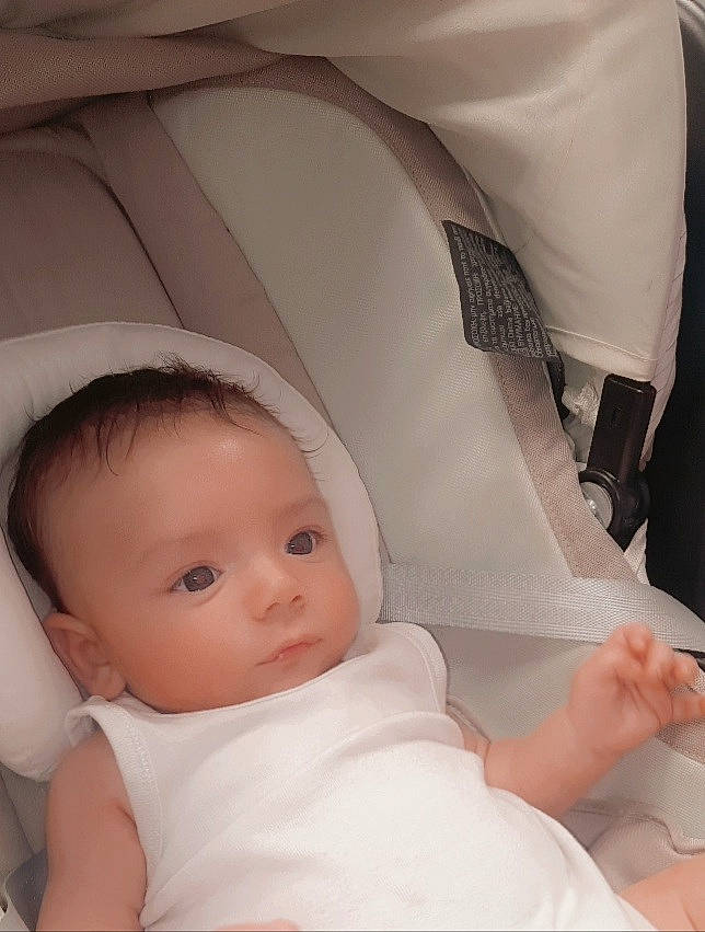 Adem a rejoint le concours — aidez-le/la à gagner de superbes lots ! baby, baby_products, baby_safety, baby_sleeping, baby_toddler_clothing, cheek, child, comfort, eyebrow, finger, health_care, linens, mouth, person, room, service, sitting, skin, textile, toddler