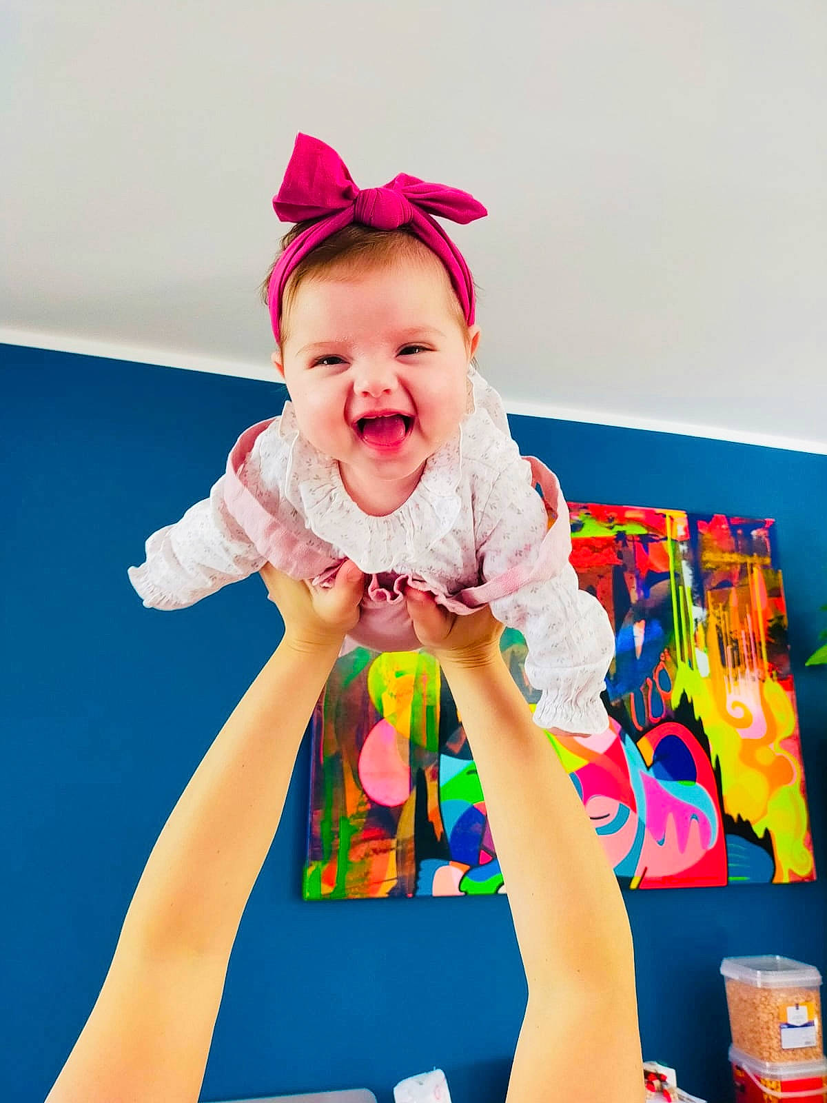 Emma a rejoint le concours — aidez-le/la à gagner de superbes lots ! baby, baby_playing_with_toys, baby_products, baby_toddler_clothing, child, dress, fun, happy, hat, leisure, magenta, party_supply, person, play, recreation, shirt, sleeve, smile, t_shirt, toddler