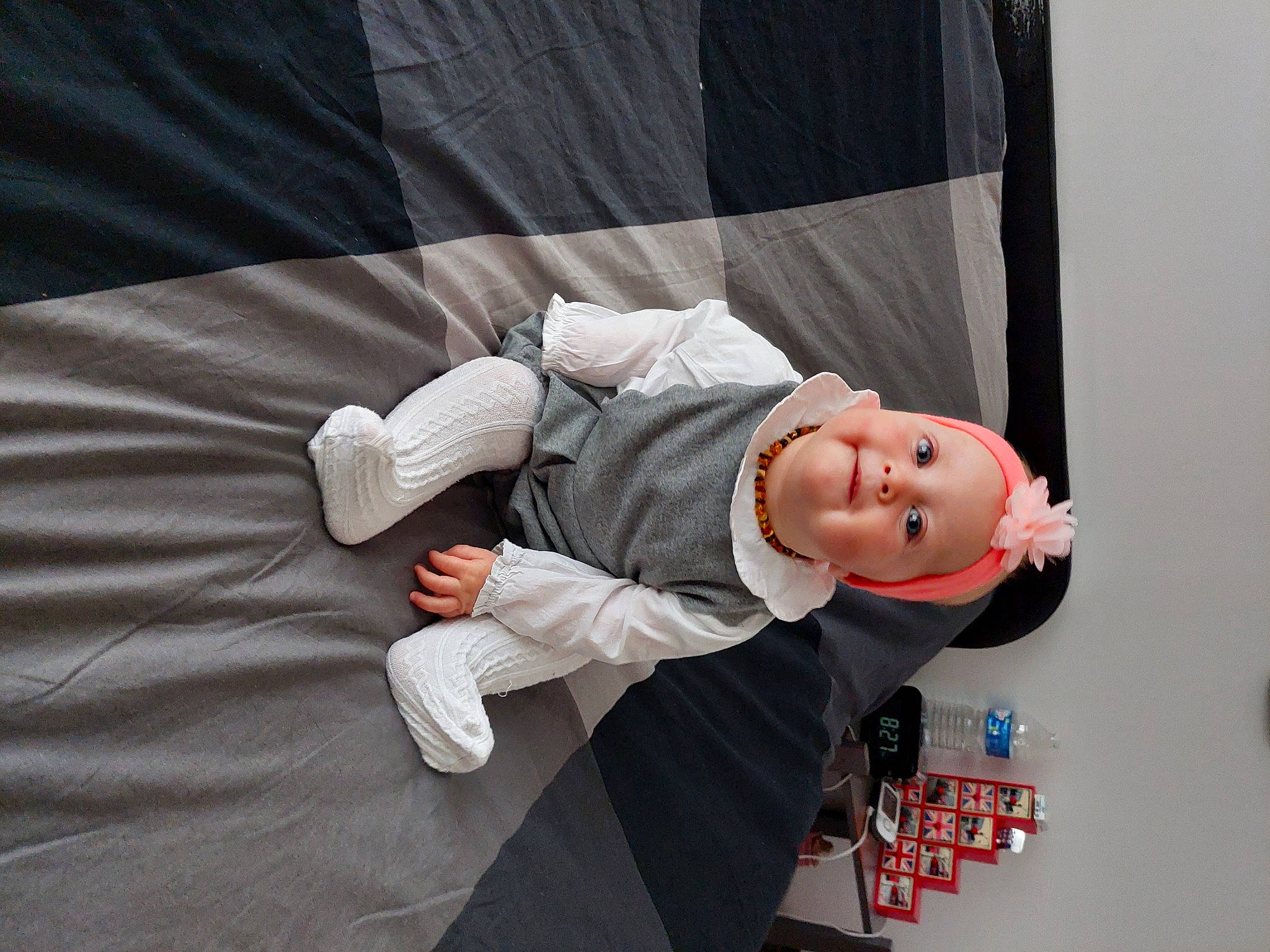 Shana a rejoint le concours — aidez-le/la à gagner de superbes lots ! baby, child, comfort, elbow, event, gesture, headwear, joy, linens, person, room, sitting, sleeve, toddler