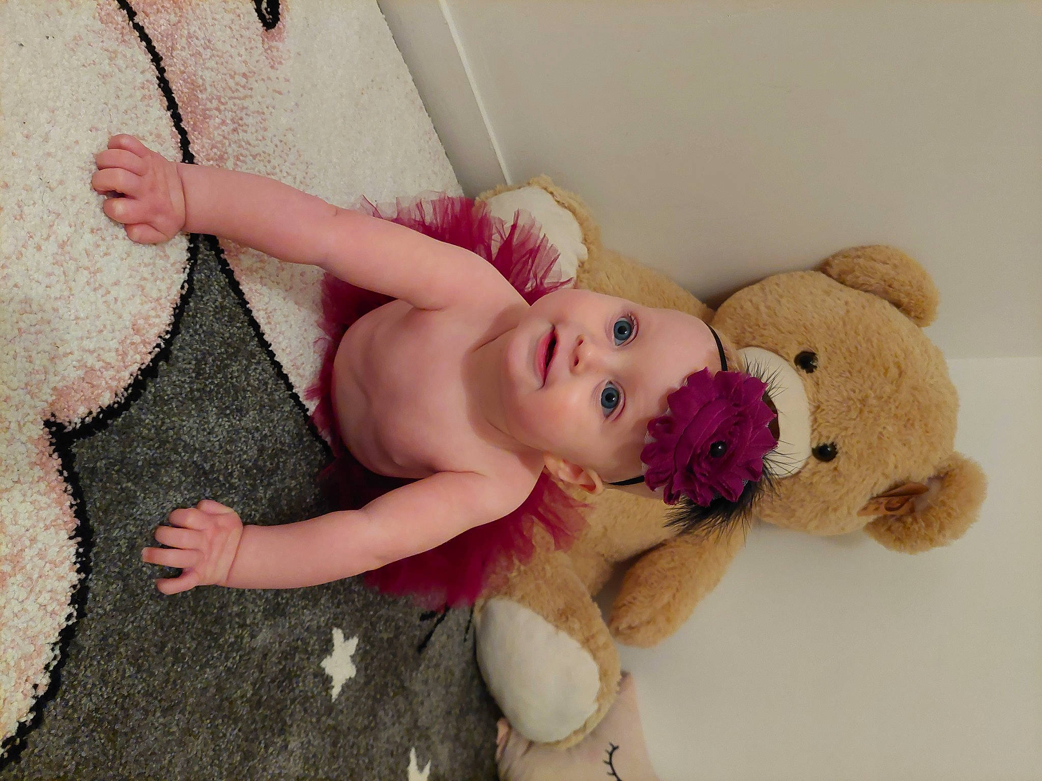 Shana participe au concours pour gagner de l'argent avec cette photo : arm, baby, baby_toddler_clothing, child, comfort, eye, fawn, finger, hand, head, headgear, headwear, human_body, human_leg, leg, person, pink, skin, thigh, toddler