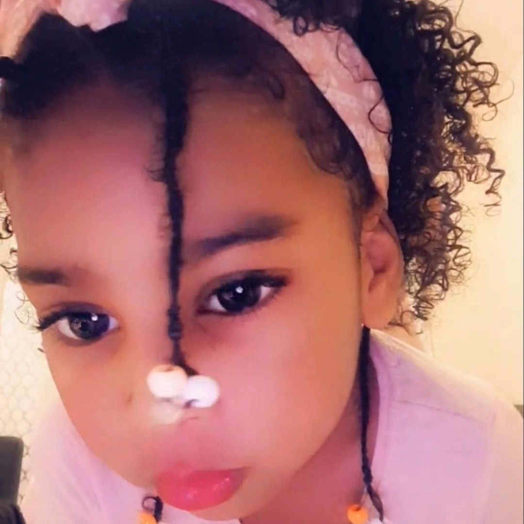 Maellys a rejoint le concours — aidez-le/la à gagner de superbes lots ! beauty, black_hair, cheek, chin, doll, ear, eyebrow, eyelash, forehead, happy, headpiece, iris, lip, magenta, neck, nose, pink, purple, skin, white