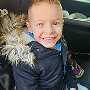 Lucas participe au concours pour gagner de l'argent avec cette photo : boy, car_seat, casual_clothing, child, coat, eyes, fur_hood, hair_spikes, happy, interior, jacket, portrait, seat, sitting, smile, smiling, teeth, vehicle, window, young_child