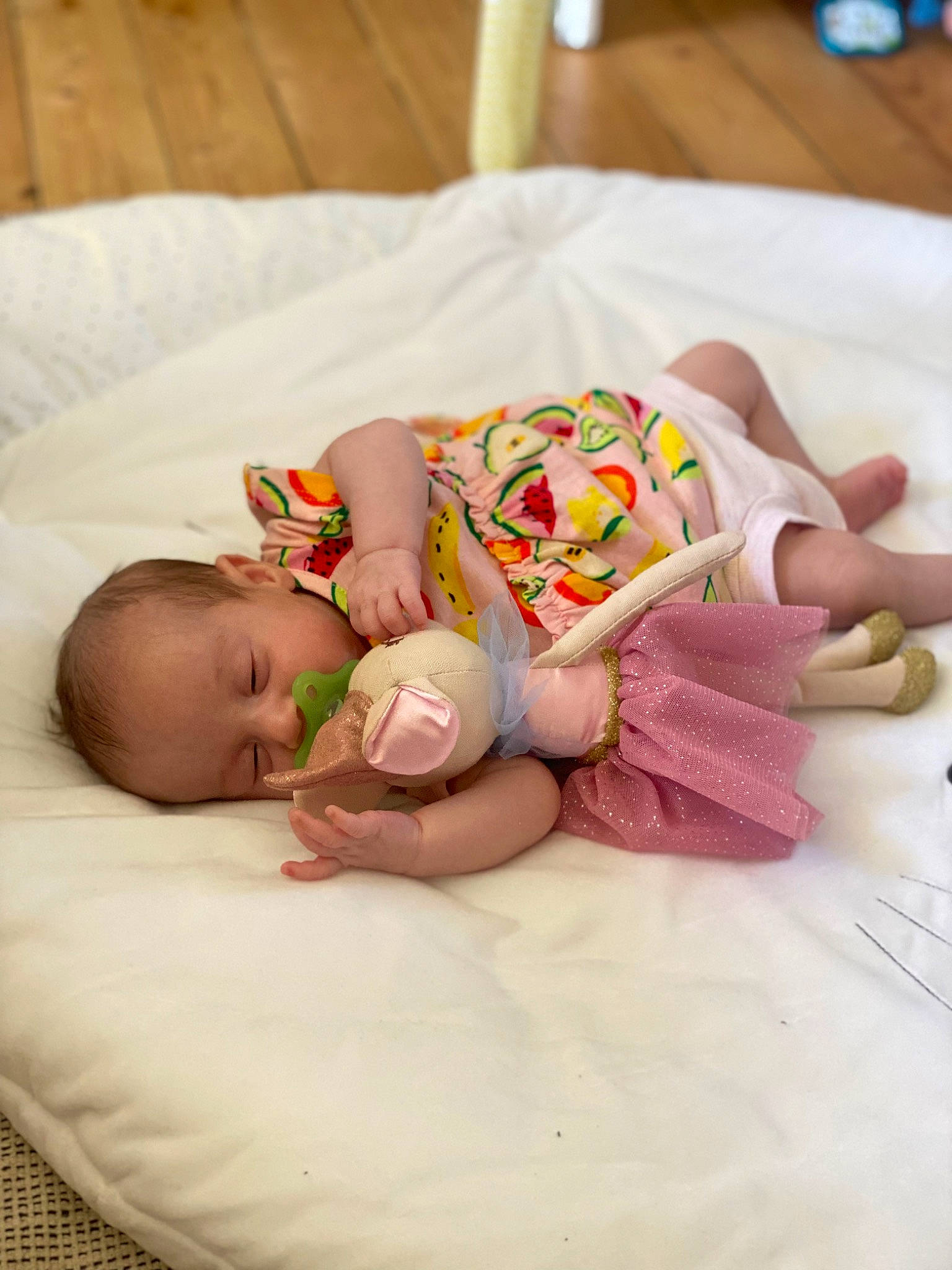 Paholine participe au concours pour gagner de l'argent avec cette photo : baby, baby_products, baby_sleeping, baby_toddler_clothing, bedding, bedtime, child, comfort, happy, linens, nap, pattern, person, portrait_photography, room, sitting, sleep, textile, toddler, wood