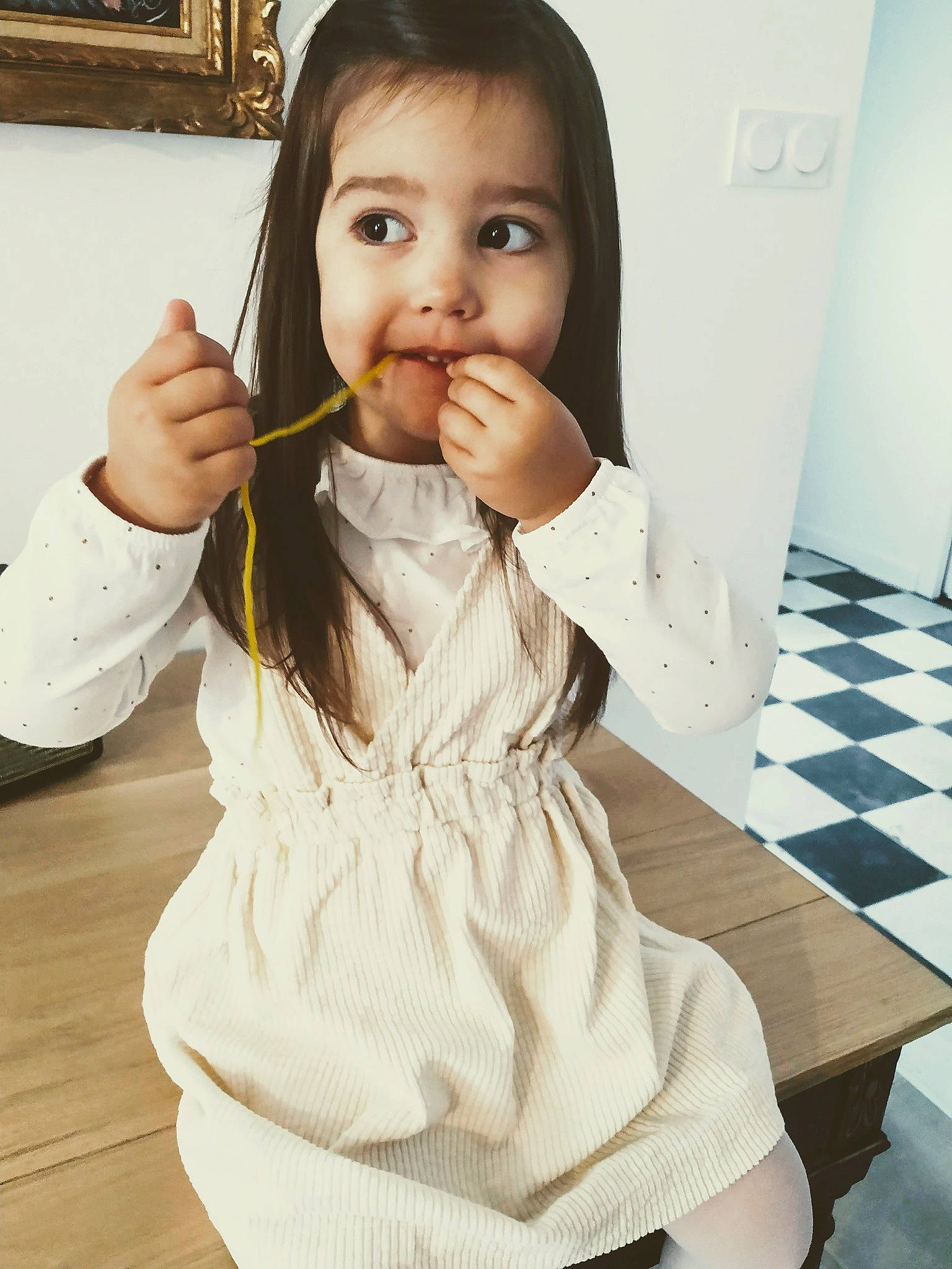 Luisella a rejoint le concours — aidez-le/la à gagner de superbes lots ! arm, baby_toddler_clothing, dress, eye, finger, flooring, gesture, hair, hairstyle, happy, joint, joy, neck, nose, person, shoulder, skin, sleeve, table, tableware