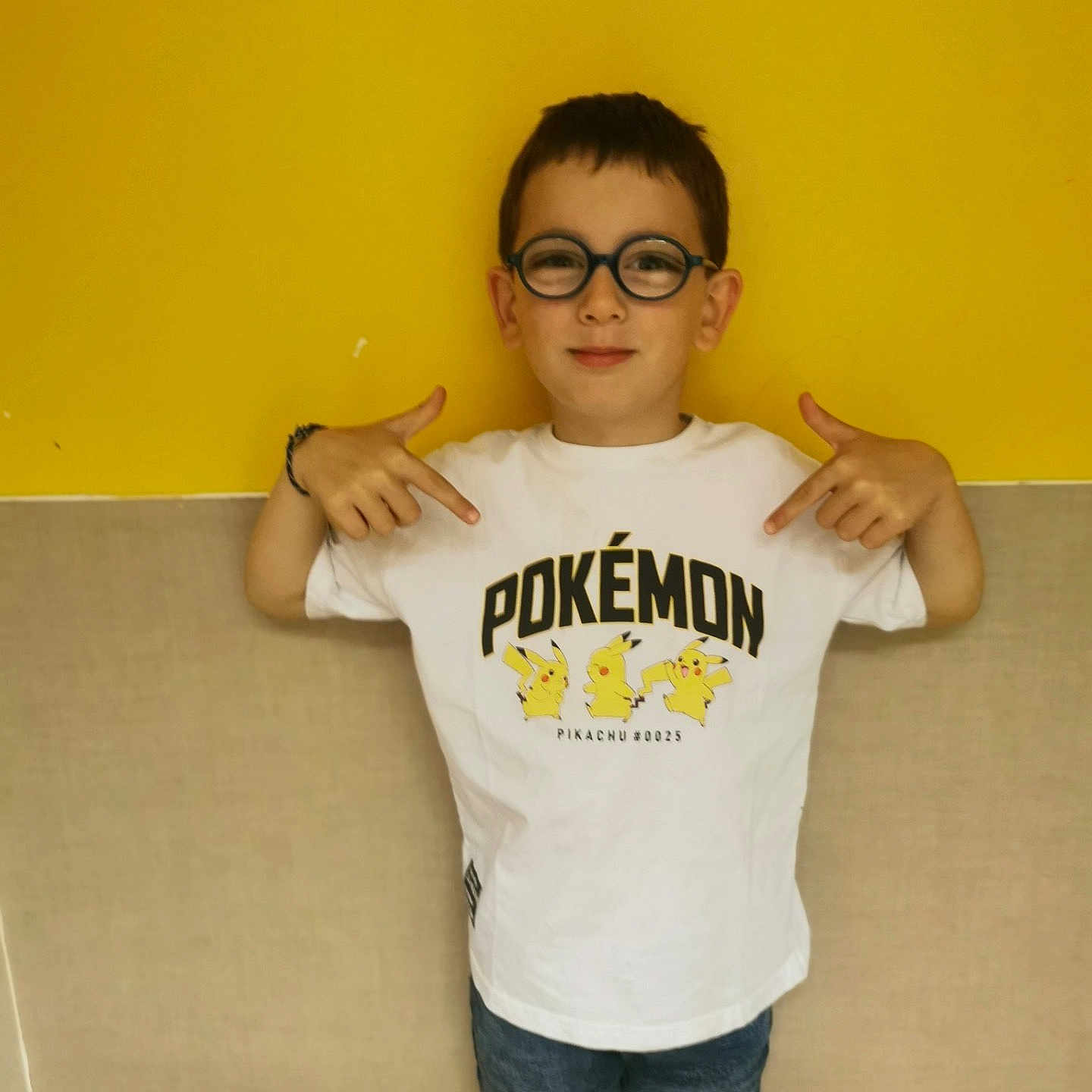 Pier participe au concours pour gagner de l'argent avec cette photo : beige_wall, boy, camera, casual, child, fashion, glasses, huawei, indoor, leica, person, pikachu, pokemon, portrait, shorts, smiling, standing, tshirt, white_clothing, yellow_wall