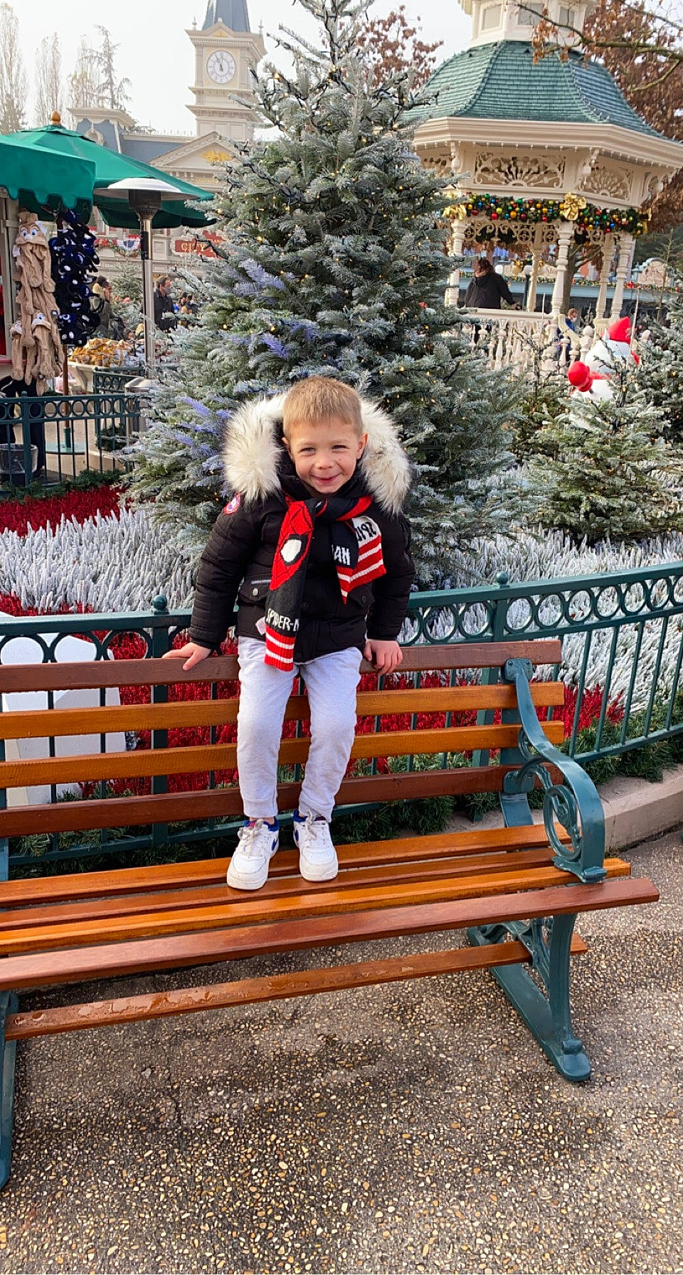 Djeyden a rejoint le concours — aidez-le/la à gagner de superbes lots ! bench, botany, event, fun, happy, joy, leaf, leisure, outdoor_bench, outdoor_furniture, person, plant, public_space, recreation, sitting, smile, toddler, tree, vacation, winter