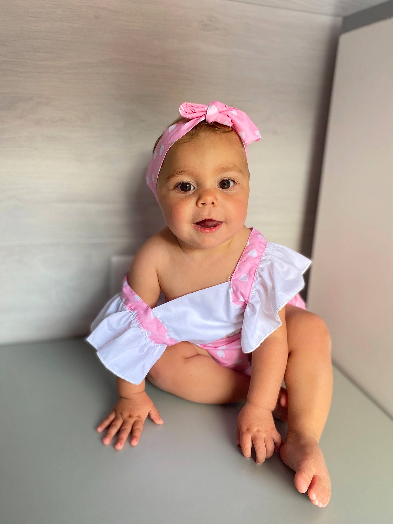 Shayline participe au concours pour gagner de l'argent avec cette photo : baby, baby_toddler_clothing, barefoot, cheek, child, comfort, face, foot, fun, happy, human_body, human_leg, magenta, person, pink, sitting, skin, sleeve, smile, thumb